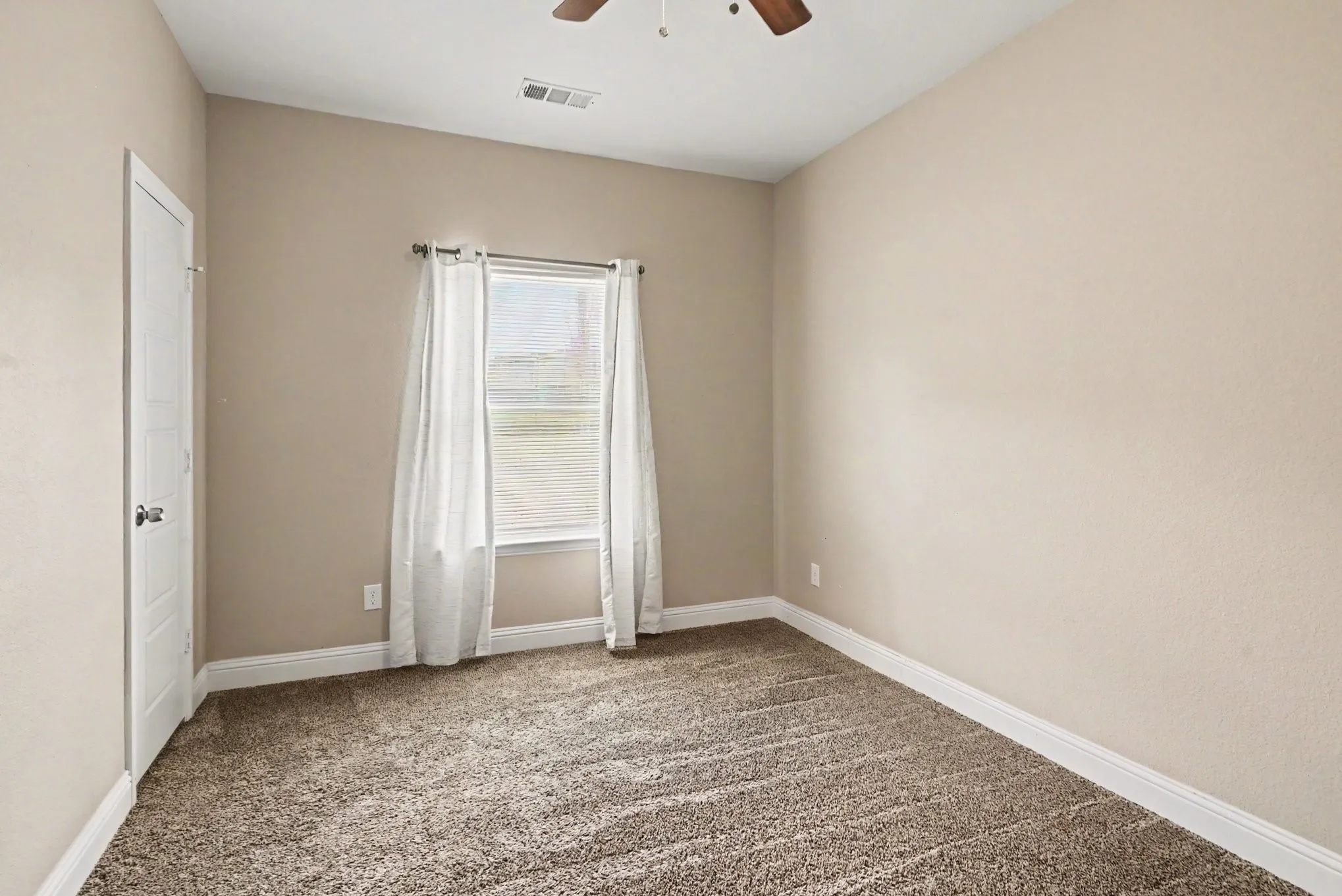 Single Family Residence For Sale in Tarrant County , 819 N Ridge Drive, White Settlement, Texas 76108, 3 Bedroom, 2 Bathroom, 2 Garage spaces, 1,408 Sqft, built in 2019, mls#21411769, Real Estate Agent in White Settlement, Homes For Sale in Tarrant county, Homes For Sale in White Settlement, Realtor in White Settlement Texas, Real Estate Brokerage Independent Realty Texas, Luminita Cordes Realtor