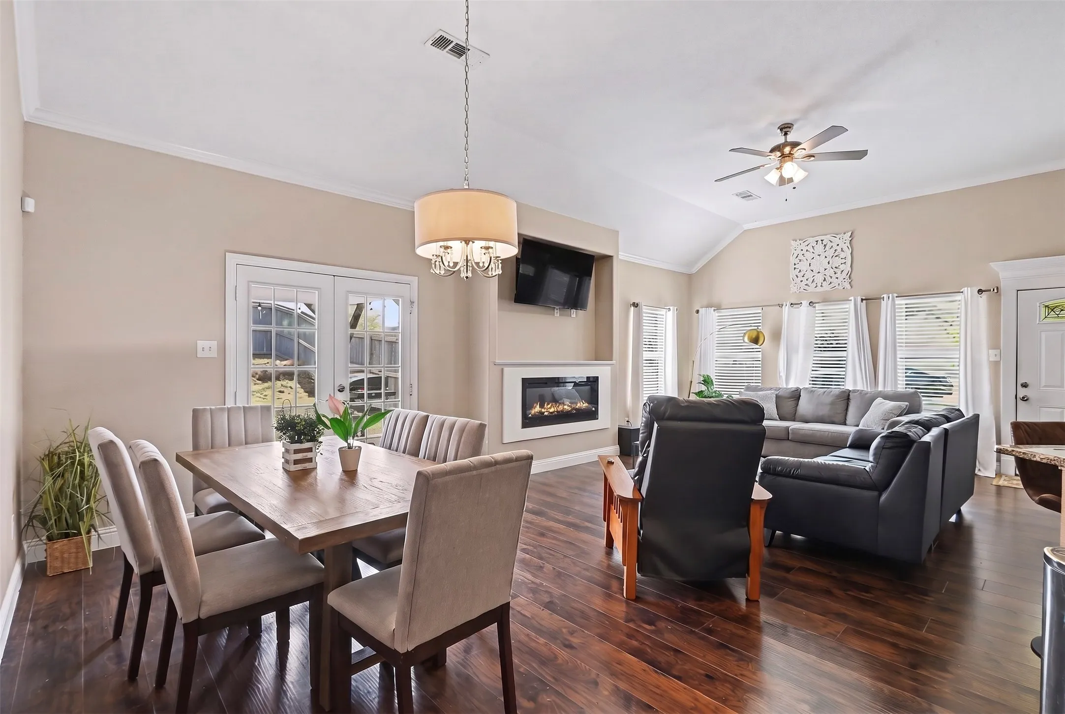 Single Family Residence For Sale in Tarrant County , 819 N Ridge Drive, White Settlement, Texas 76108, 3 Bedroom, 2 Bathroom, 2 Garage spaces, 1,408 Sqft, built in 2019, mls#21411769, Real Estate Agent in White Settlement, Homes For Sale in Tarrant county, Homes For Sale in White Settlement, Realtor in White Settlement Texas, Real Estate Brokerage Independent Realty Texas, Luminita Cordes Realtor
