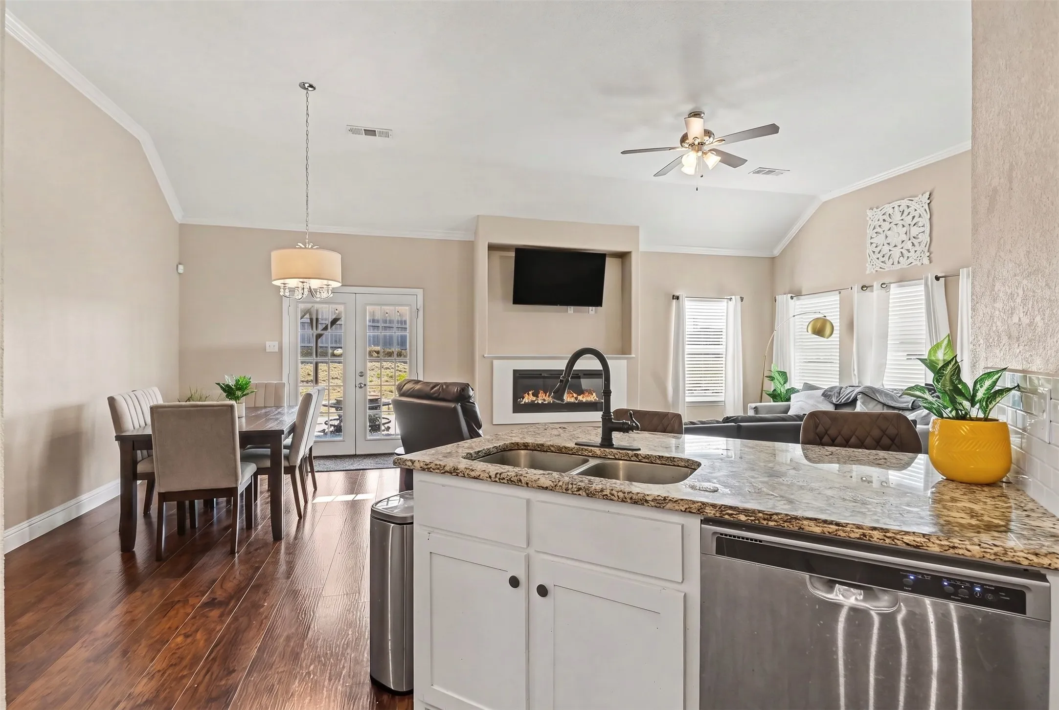 Single Family Residence For Sale in Tarrant County , 819 N Ridge Drive, White Settlement, Texas 76108, 3 Bedroom, 2 Bathroom, 2 Garage spaces, 1,408 Sqft, built in 2019, mls#21411769, Real Estate Agent in White Settlement, Homes For Sale in Tarrant county, Homes For Sale in White Settlement, Realtor in White Settlement Texas, Real Estate Brokerage Independent Realty Texas, Luminita Cordes Realtor