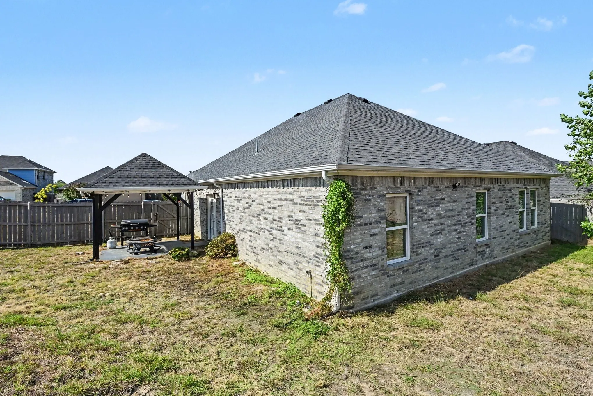 Single Family Residence For Sale in Tarrant County , 819 N Ridge Drive, White Settlement, Texas 76108, 3 Bedroom, 2 Bathroom, 2 Garage spaces, 1,408 Sqft, built in 2019, mls#21411769, Real Estate Agent in White Settlement, Homes For Sale in Tarrant county, Homes For Sale in White Settlement, Realtor in White Settlement Texas, Real Estate Brokerage Independent Realty Texas, Luminita Cordes Realtor