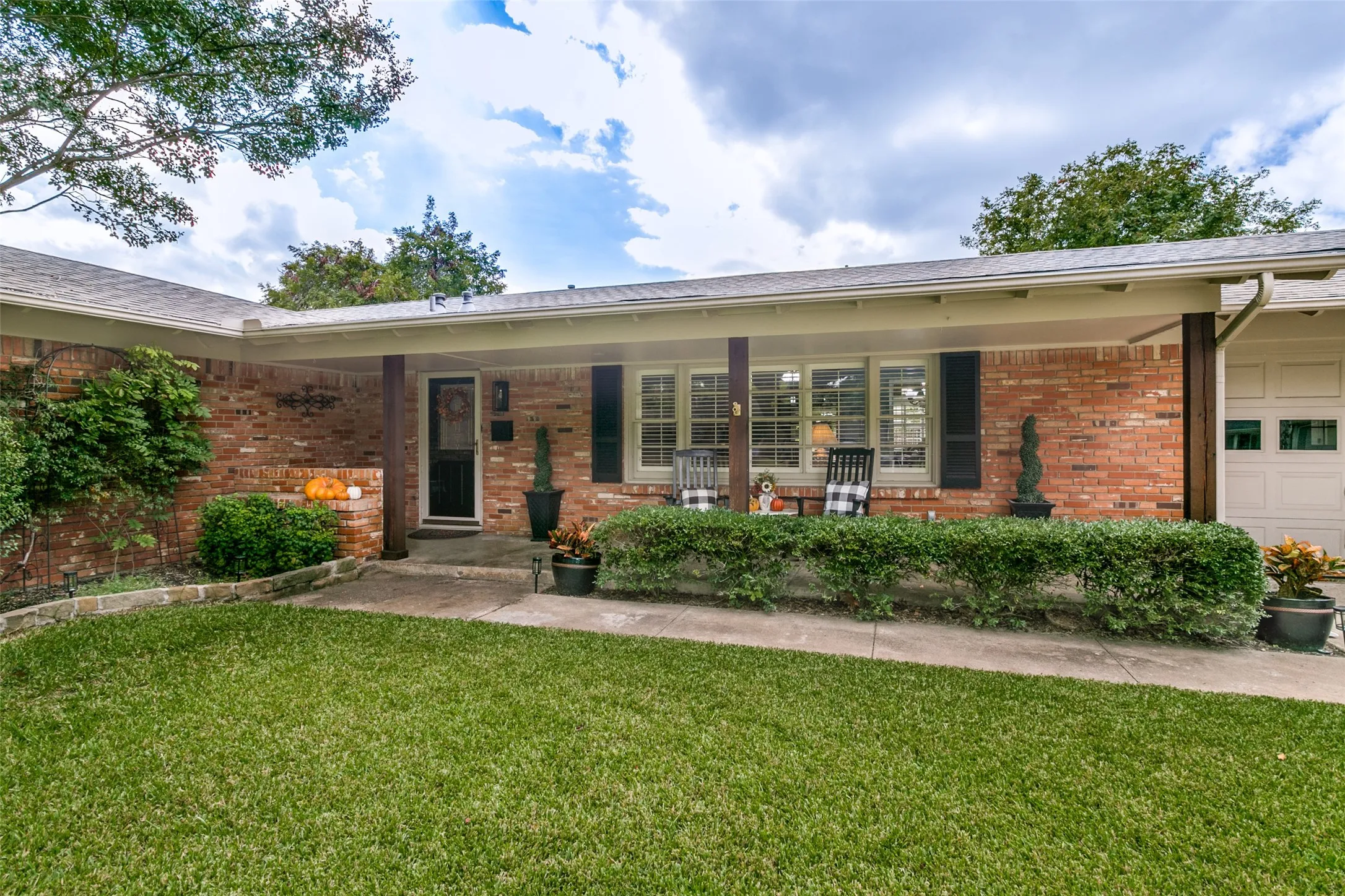Single Family Residence For Sale in Tarrant County , 4309 Selkirk Drive W, Fort Worth, Texas 76109, 3 Bedroom, 3 Bathroom, 2 Garage spaces, 2,045 Sqft, built in 1959, mls#21412626, Real Estate Agent in Fort Worth, Homes For Sale in Tarrant county, Homes For Sale in Fort Worth, Realtor in Fort Worth Texas, Real Estate Brokerage Independent Realty Texas, Luminita Cordes Realtor