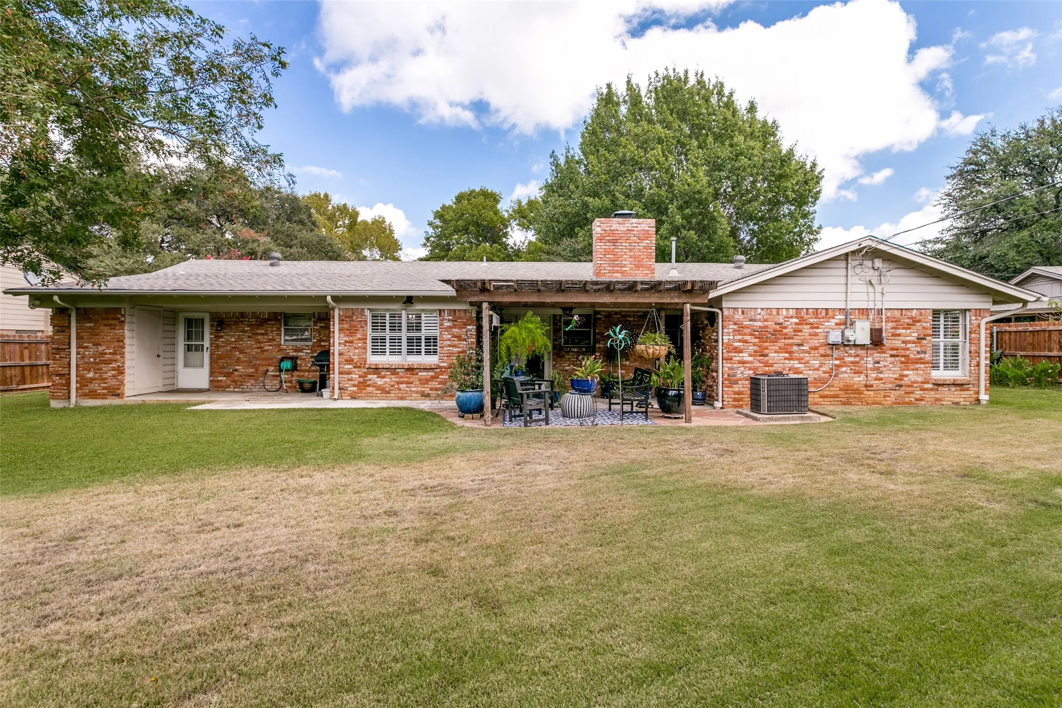 Single Family Residence For Sale in Tarrant County , 4309 Selkirk Drive W, Fort Worth, Texas 76109, 3 Bedroom, 3 Bathroom, 2 Garage spaces, 2,045 Sqft, built in 1959, mls#21412626, Real Estate Agent in Fort Worth, Homes For Sale in Tarrant county, Homes For Sale in Fort Worth, Realtor in Fort Worth Texas, Real Estate Brokerage Independent Realty Texas, Luminita Cordes Realtor