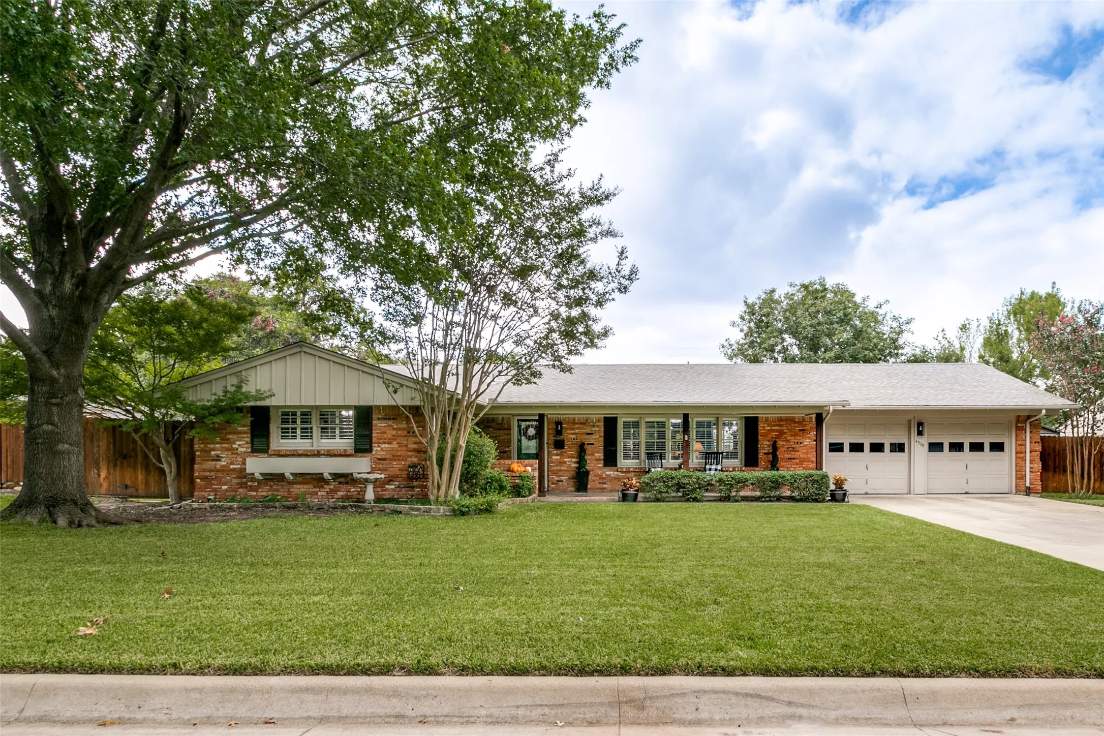 Single Family Residence For Sale in Tarrant County , 4309 Selkirk Drive W, Fort Worth, Texas 76109, 3 Bedroom, 3 Bathroom, 2 Garage spaces, 2,045 Sqft, built in 1959, mls#21412626, Real Estate Agent in Fort Worth, Homes For Sale in Tarrant county, Homes For Sale in Fort Worth, Realtor in Fort Worth Texas, Real Estate Brokerage Independent Realty Texas, Luminita Cordes Realtor