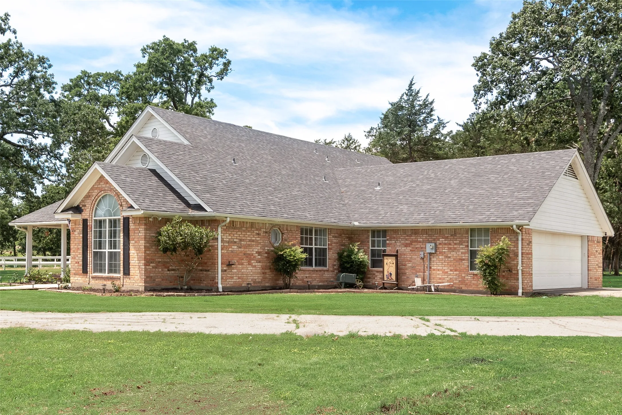 Single Family Residence For Sale in Van Zandt County , 130 VZ County Road 3509, Edgewood, Texas 75117, 3 Bedroom, 2 Bathroom, 2 Garage spaces, 2,685 Sqft, built in 1998, mls#21411688, Real Estate Agent in Edgewood, Homes For Sale in Van Zandt county, Homes For Sale in Edgewood, Realtor in Edgewood Texas, Real Estate Brokerage Independent Realty Texas, Luminita Cordes Realtor