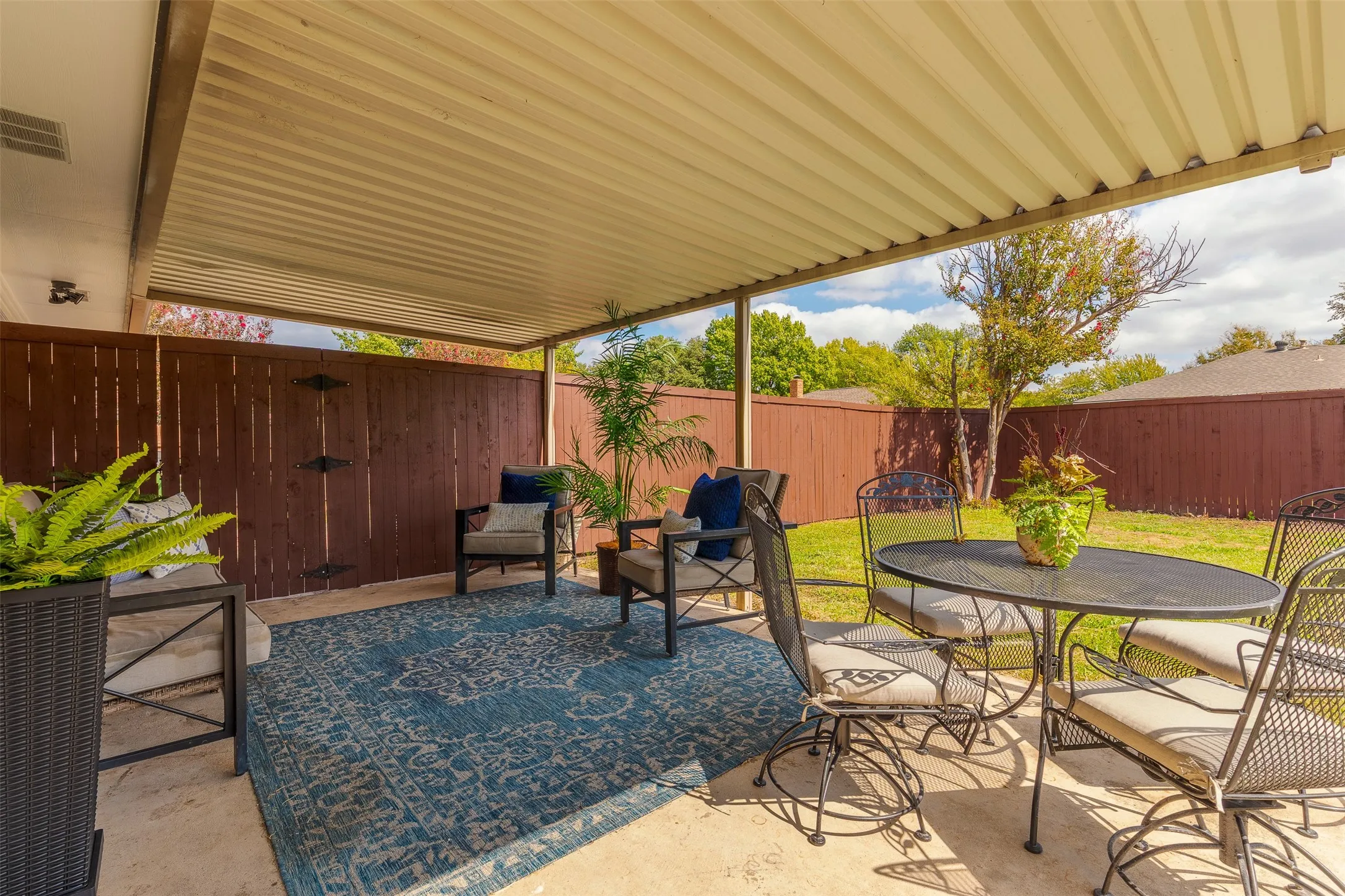 Single Family Residence For Sale in Denton County , 1919 Maxwell Drive, Lewisville, Texas 75077, 3 Bedroom, 2 Bathroom, 2 Garage spaces, 1,862 Sqft, built in 1980, mls#21411729, Real Estate Agent in Lewisville, Homes For Sale in Denton county, Homes For Sale in Lewisville, Realtor in Lewisville Texas, Real Estate Brokerage Independent Realty Texas, Luminita Cordes Realtor