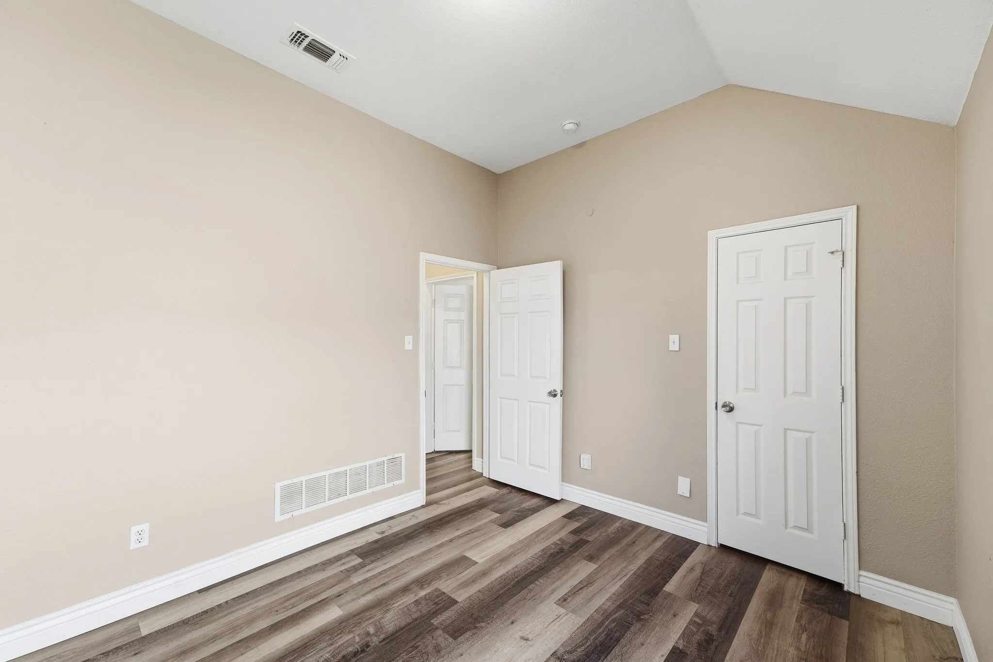 Single Family Residence For Sale in Collin County , 5425 Pebble Court, Mc Kinney, Texas 75072, 3 Bedroom, 2 Bathroom, 2 Garage spaces, 1,468 Sqft, built in 1998, mls#21397742, Real Estate Agent in Mc Kinney, Homes For Sale in Collin county, Homes For Sale in Mc Kinney, Realtor in Mc Kinney Texas, Real Estate Brokerage Independent Realty Texas, Luminita Cordes Realtor