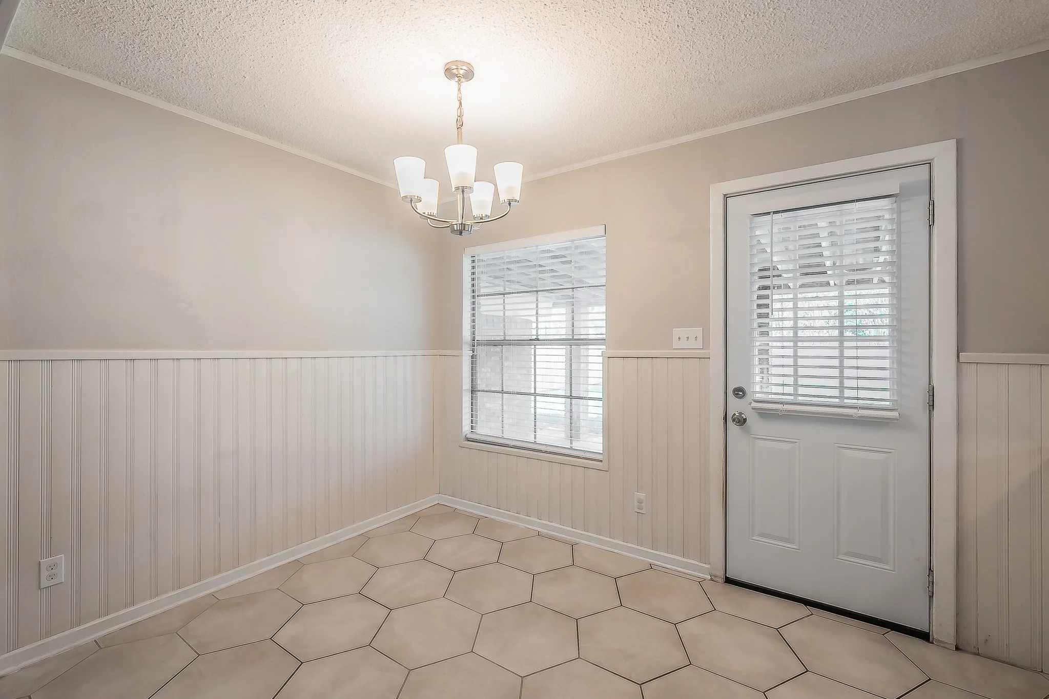 Single Family Residence For Sale in Tarrant County , 2258 Roberts Cut Off Road, Sansom Park, Texas 76114, 3 Bedroom, 1 Bathroom, 2 Garage spaces, 1,080 Sqft, built in 1951, mls#21412674, Real Estate Agent in Sansom Park, Homes For Sale in Tarrant county, Homes For Sale in Sansom Park, Realtor in Sansom Park Texas, Real Estate Brokerage Independent Realty Texas, Luminita Cordes Realtor