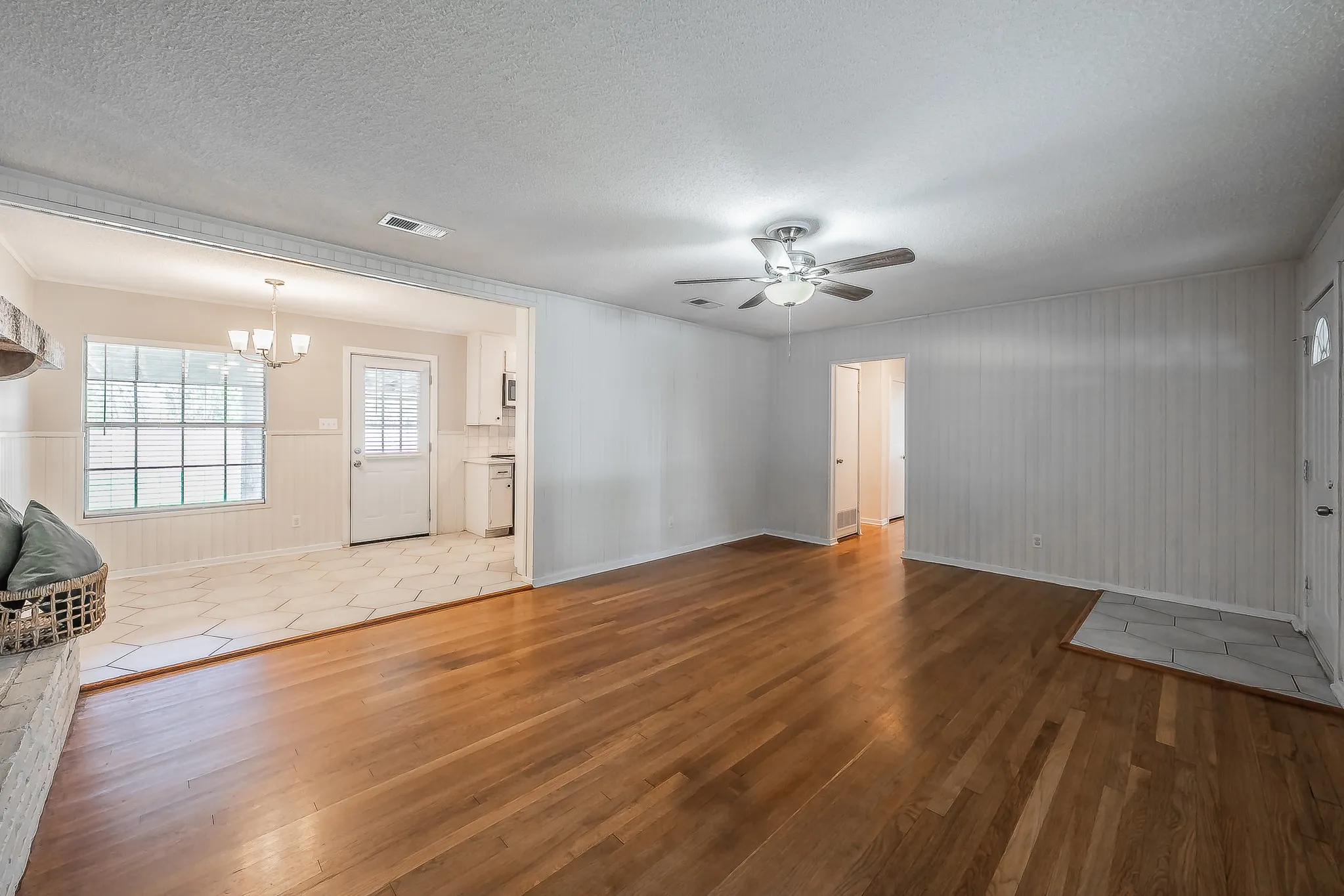 Single Family Residence For Sale in Tarrant County , 2258 Roberts Cut Off Road, Sansom Park, Texas 76114, 3 Bedroom, 1 Bathroom, 2 Garage spaces, 1,080 Sqft, built in 1951, mls#21412674, Real Estate Agent in Sansom Park, Homes For Sale in Tarrant county, Homes For Sale in Sansom Park, Realtor in Sansom Park Texas, Real Estate Brokerage Independent Realty Texas, Luminita Cordes Realtor