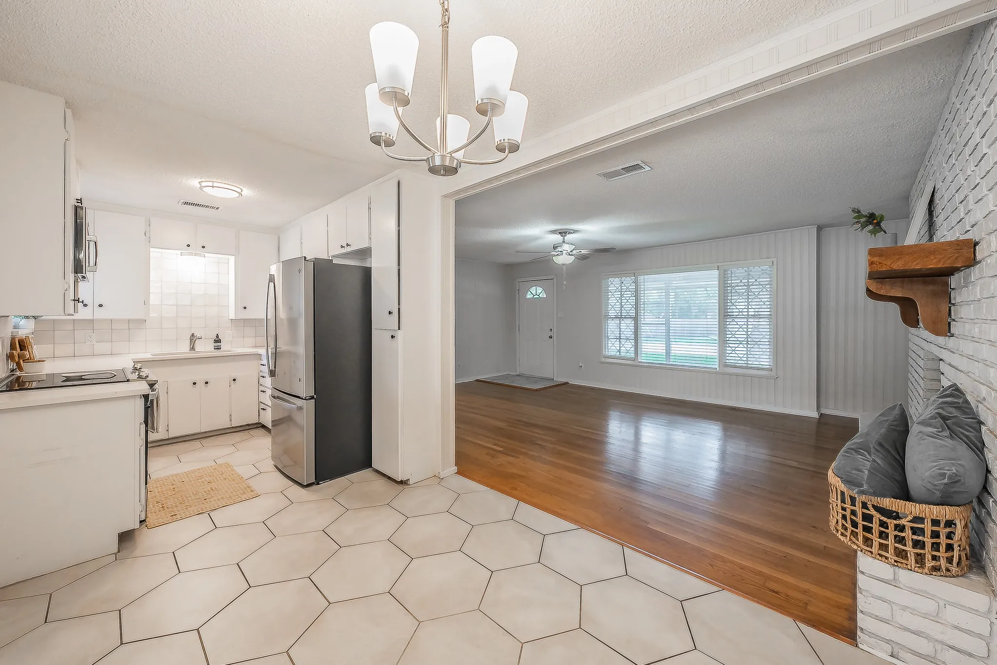 Single Family Residence For Sale in Tarrant County , 2258 Roberts Cut Off Road, Sansom Park, Texas 76114, 3 Bedroom, 1 Bathroom, 2 Garage spaces, 1,080 Sqft, built in 1951, mls#21412674, Real Estate Agent in Sansom Park, Homes For Sale in Tarrant county, Homes For Sale in Sansom Park, Realtor in Sansom Park Texas, Real Estate Brokerage Independent Realty Texas, Luminita Cordes Realtor