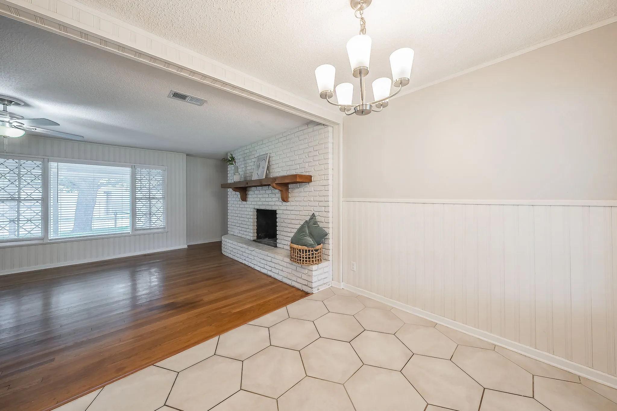 Single Family Residence For Sale in Tarrant County , 2258 Roberts Cut Off Road, Sansom Park, Texas 76114, 3 Bedroom, 1 Bathroom, 2 Garage spaces, 1,080 Sqft, built in 1951, mls#21412674, Real Estate Agent in Sansom Park, Homes For Sale in Tarrant county, Homes For Sale in Sansom Park, Realtor in Sansom Park Texas, Real Estate Brokerage Independent Realty Texas, Luminita Cordes Realtor