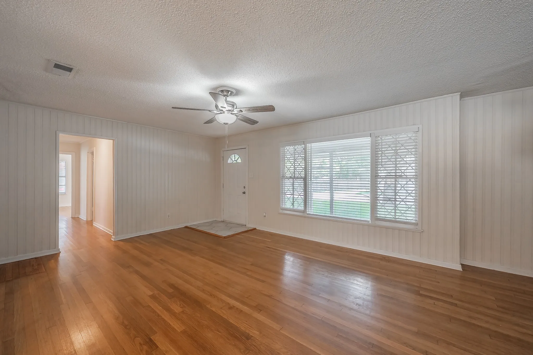 Single Family Residence For Sale in Tarrant County , 2258 Roberts Cut Off Road, Sansom Park, Texas 76114, 3 Bedroom, 1 Bathroom, 2 Garage spaces, 1,080 Sqft, built in 1951, mls#21412674, Real Estate Agent in Sansom Park, Homes For Sale in Tarrant county, Homes For Sale in Sansom Park, Realtor in Sansom Park Texas, Real Estate Brokerage Independent Realty Texas, Luminita Cordes Realtor