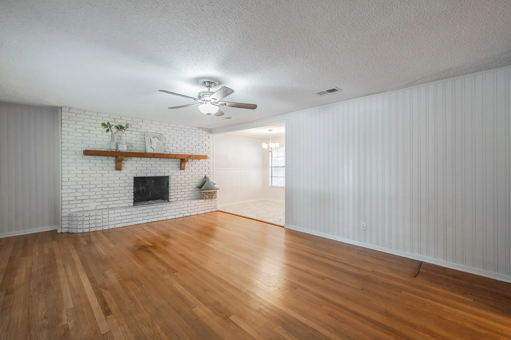 Single Family Residence For Sale in Tarrant County , 2258 Roberts Cut Off Road, Sansom Park, Texas 76114, 3 Bedroom, 1 Bathroom, 2 Garage spaces, 1,080 Sqft, built in 1951, mls#21412674, Real Estate Agent in Sansom Park, Homes For Sale in Tarrant county, Homes For Sale in Sansom Park, Realtor in Sansom Park Texas, Real Estate Brokerage Independent Realty Texas, Luminita Cordes Realtor