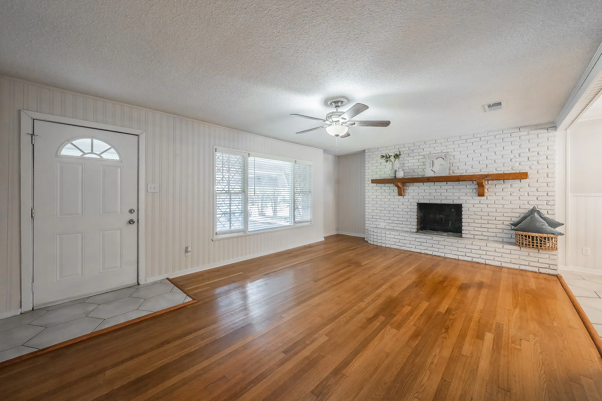 Single Family Residence For Sale in Tarrant County , 2258 Roberts Cut Off Road, Sansom Park, Texas 76114, 3 Bedroom, 1 Bathroom, 2 Garage spaces, 1,080 Sqft, built in 1951, mls#21412674, Real Estate Agent in Sansom Park, Homes For Sale in Tarrant county, Homes For Sale in Sansom Park, Realtor in Sansom Park Texas, Real Estate Brokerage Independent Realty Texas, Luminita Cordes Realtor