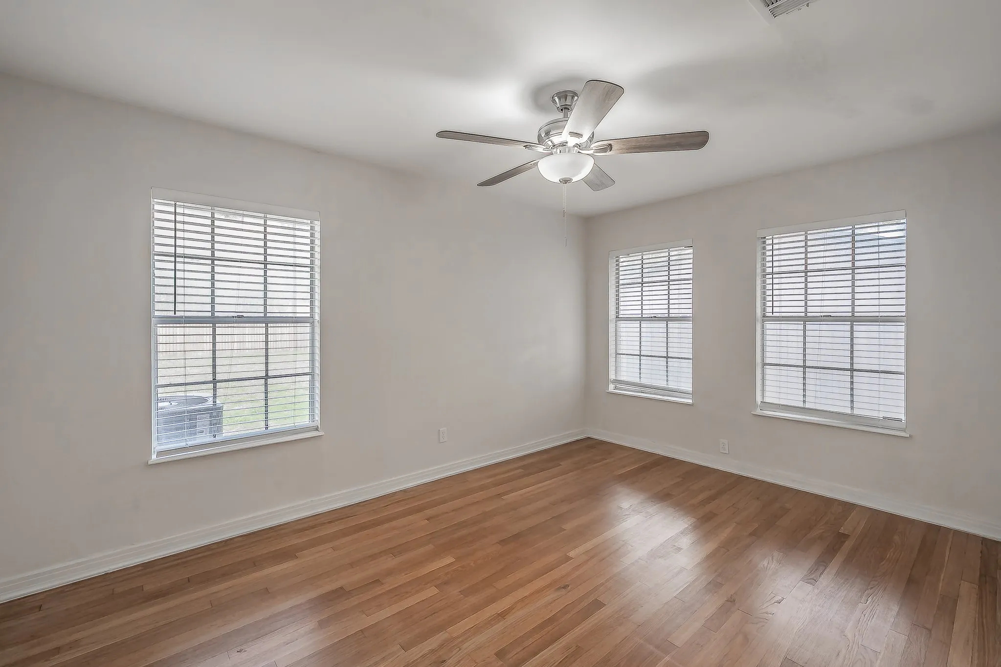 Single Family Residence For Sale in Tarrant County , 2258 Roberts Cut Off Road, Sansom Park, Texas 76114, 3 Bedroom, 1 Bathroom, 2 Garage spaces, 1,080 Sqft, built in 1951, mls#21412674, Real Estate Agent in Sansom Park, Homes For Sale in Tarrant county, Homes For Sale in Sansom Park, Realtor in Sansom Park Texas, Real Estate Brokerage Independent Realty Texas, Luminita Cordes Realtor