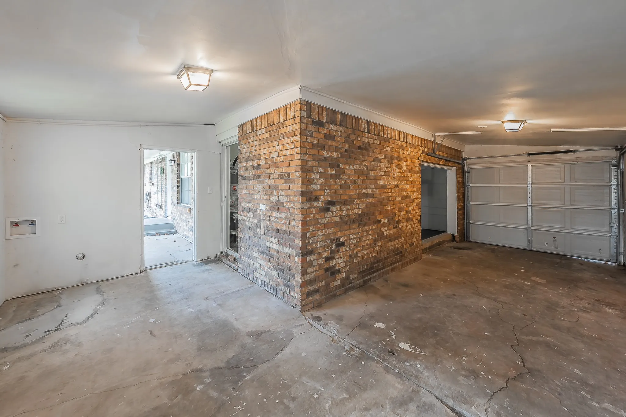 Single Family Residence For Sale in Tarrant County , 2258 Roberts Cut Off Road, Sansom Park, Texas 76114, 3 Bedroom, 1 Bathroom, 2 Garage spaces, 1,080 Sqft, built in 1951, mls#21412674, Real Estate Agent in Sansom Park, Homes For Sale in Tarrant county, Homes For Sale in Sansom Park, Realtor in Sansom Park Texas, Real Estate Brokerage Independent Realty Texas, Luminita Cordes Realtor