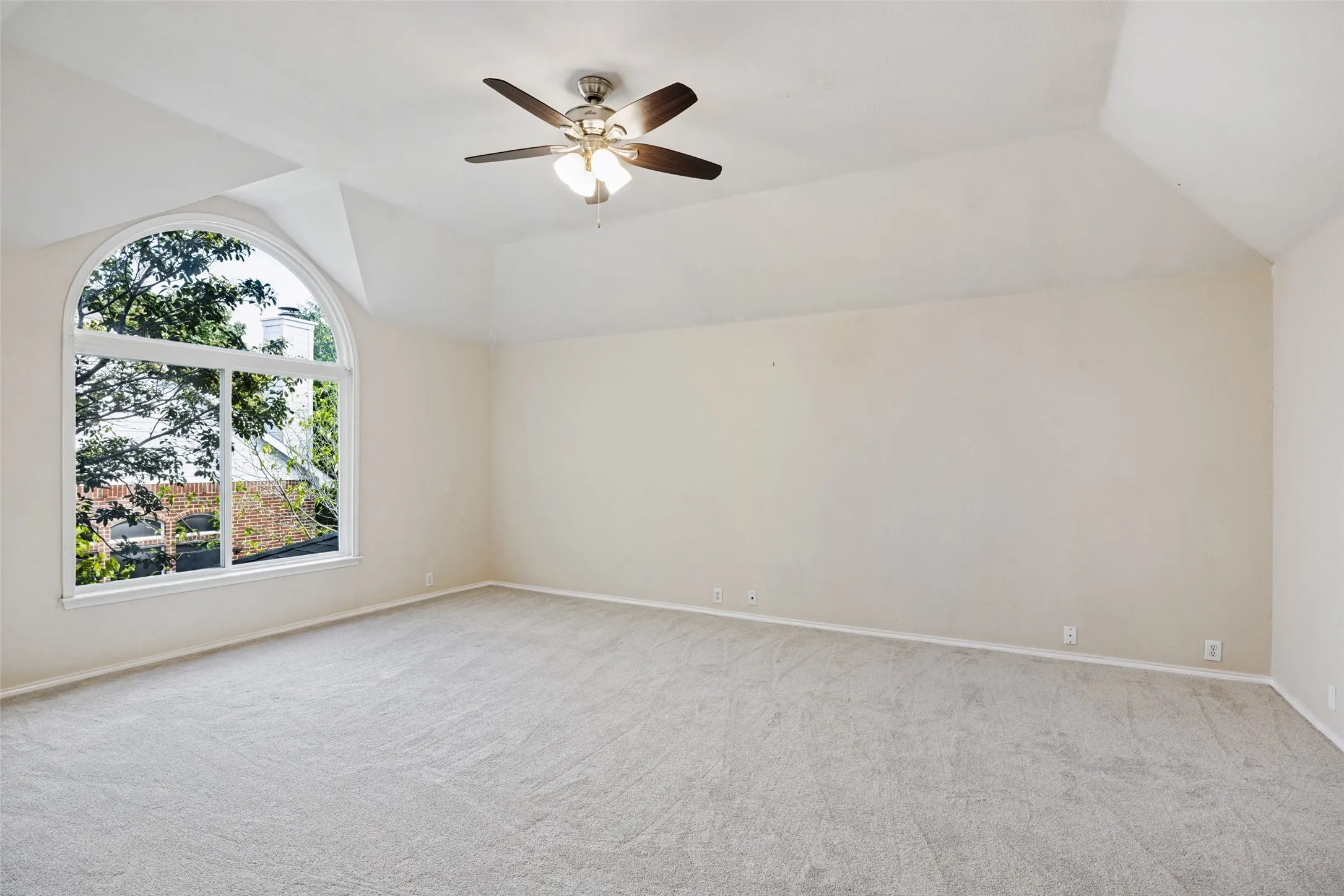 HUGE upstairs bonus room