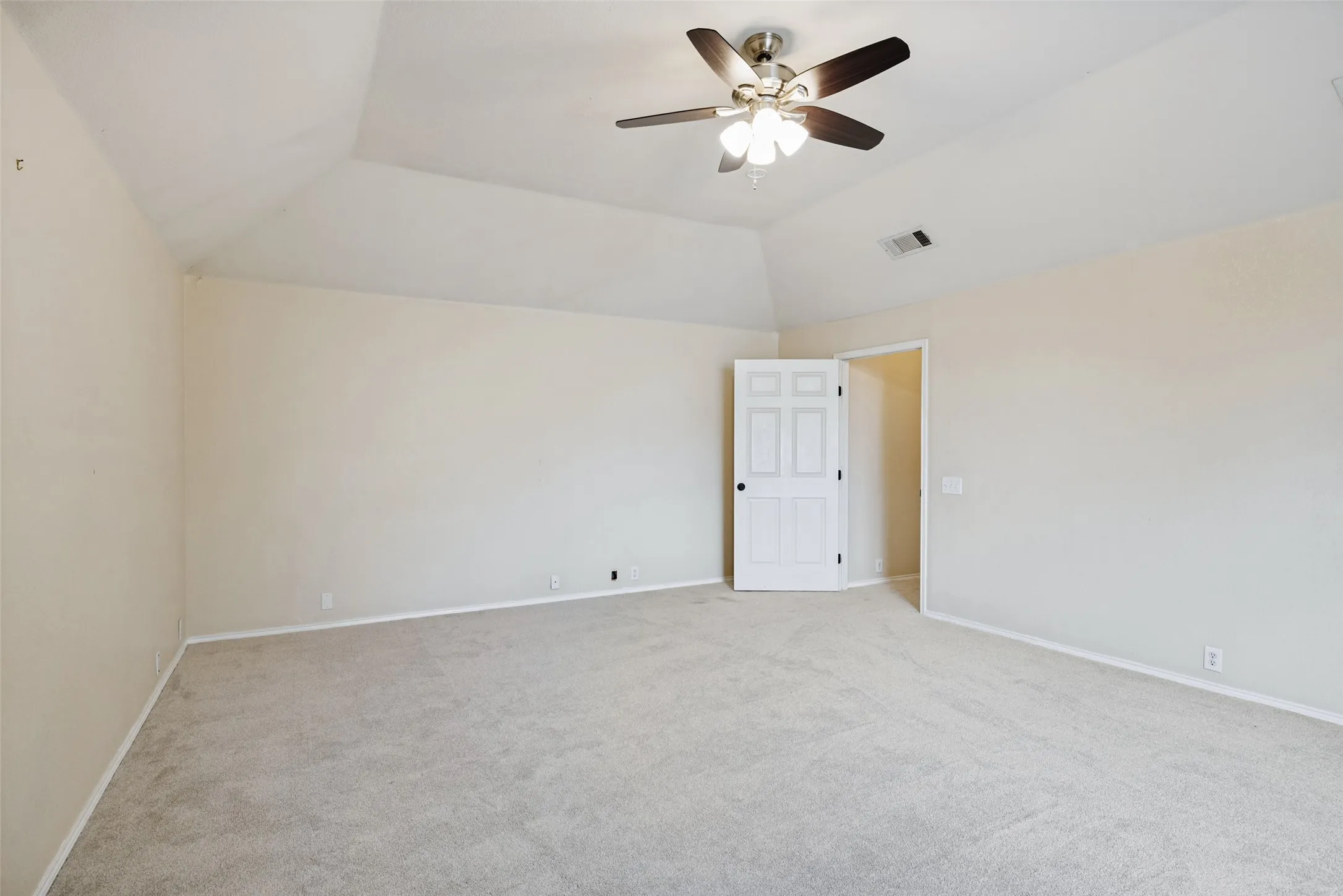 HUGE upstairs bonus room