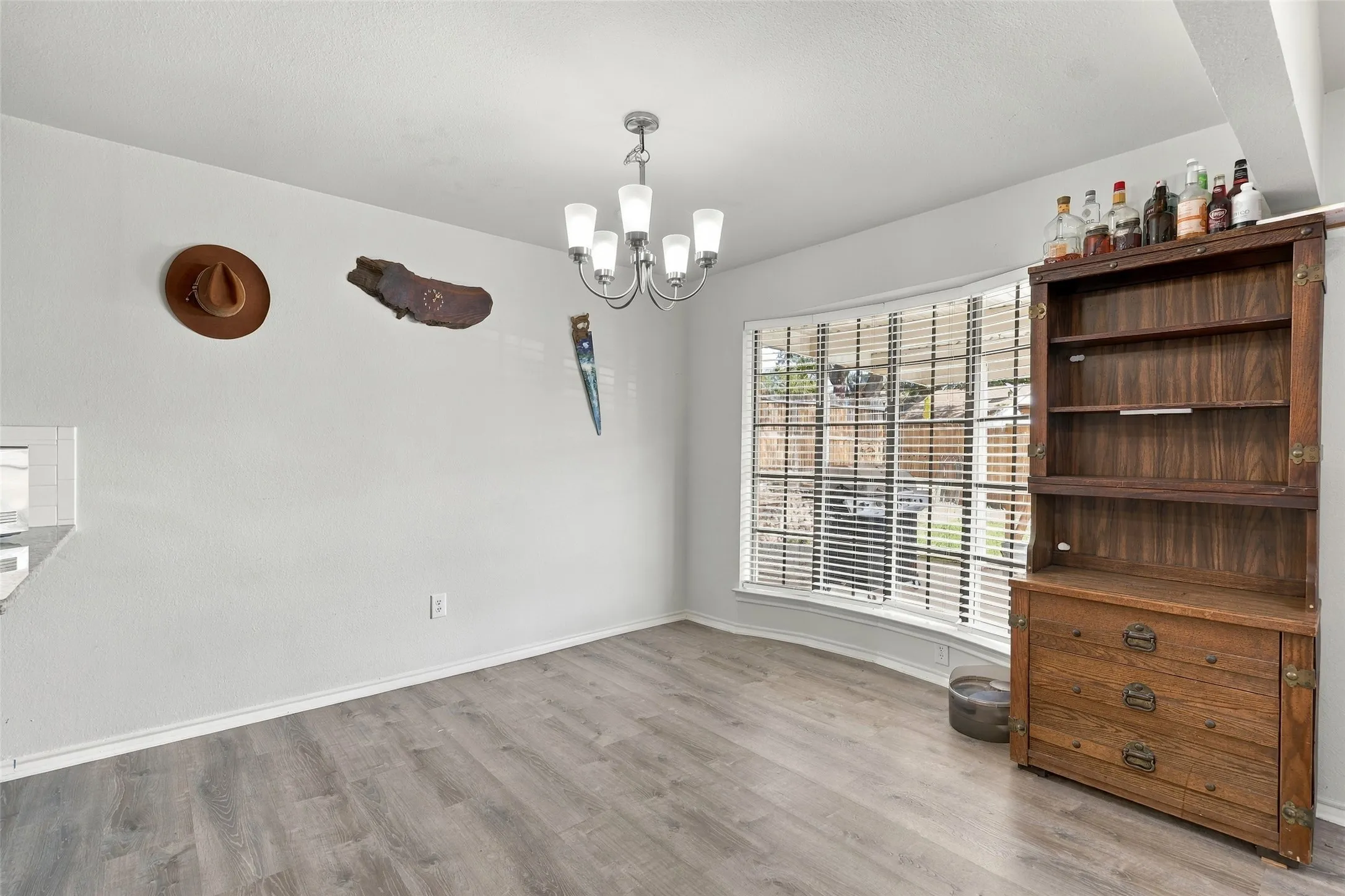Single Family Residence For Sale in Tarrant County , 228 Meadowhill Drive, Benbrook, Texas 76126, 4 Bedroom, 2 Bathroom, 2 Garage spaces, 1,682 Sqft, built in 1978, mls#21411236, Real Estate Agent in Benbrook, Homes For Sale in Tarrant county, Homes For Sale in Benbrook, Realtor in Benbrook Texas, Real Estate Brokerage Independent Realty Texas, Luminita Cordes Realtor