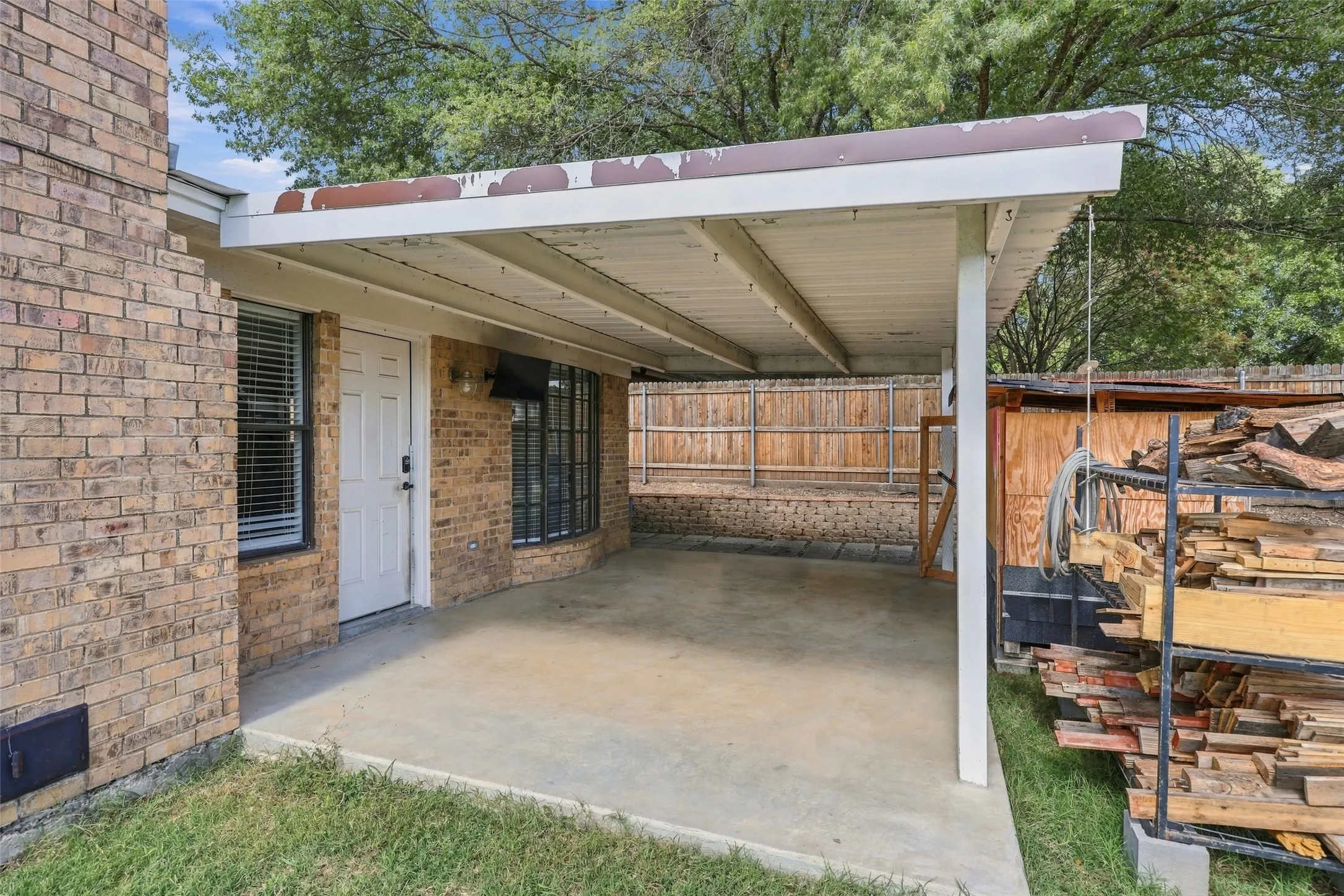 Single Family Residence For Sale in Tarrant County , 228 Meadowhill Drive, Benbrook, Texas 76126, 4 Bedroom, 2 Bathroom, 2 Garage spaces, 1,682 Sqft, built in 1978, mls#21411236, Real Estate Agent in Benbrook, Homes For Sale in Tarrant county, Homes For Sale in Benbrook, Realtor in Benbrook Texas, Real Estate Brokerage Independent Realty Texas, Luminita Cordes Realtor