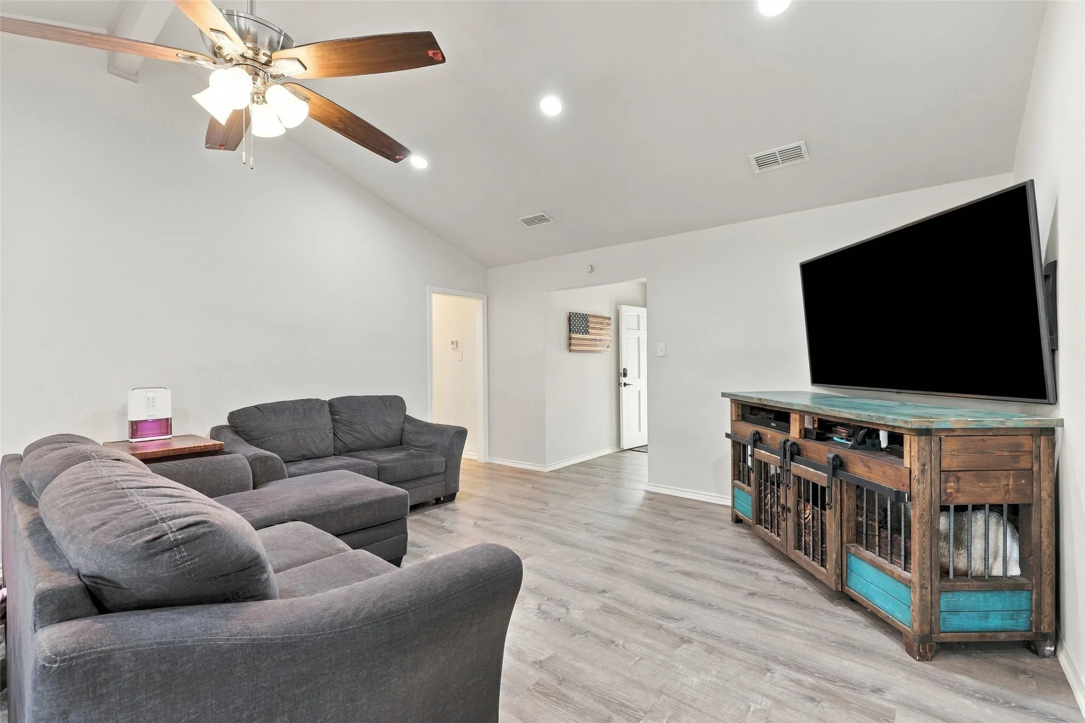 Single Family Residence For Sale in Tarrant County , 228 Meadowhill Drive, Benbrook, Texas 76126, 4 Bedroom, 2 Bathroom, 2 Garage spaces, 1,682 Sqft, built in 1978, mls#21411236, Real Estate Agent in Benbrook, Homes For Sale in Tarrant county, Homes For Sale in Benbrook, Realtor in Benbrook Texas, Real Estate Brokerage Independent Realty Texas, Luminita Cordes Realtor