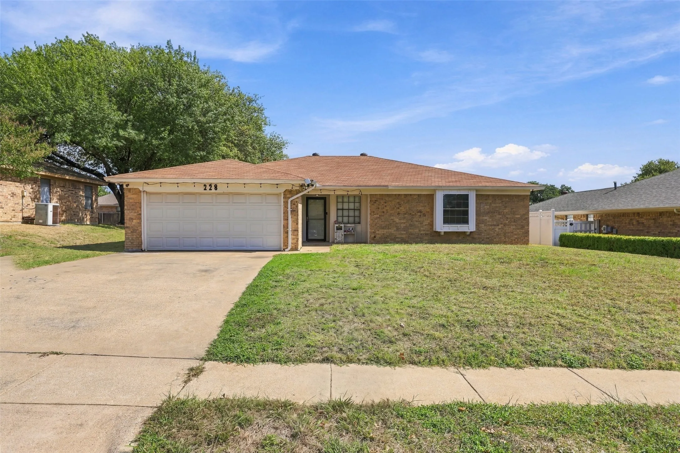 Single Family Residence For Sale in Tarrant County , 228 Meadowhill Drive, Benbrook, Texas 76126, 4 Bedroom, 2 Bathroom, 2 Garage spaces, 1,682 Sqft, built in 1978, mls#21411236, Real Estate Agent in Benbrook, Homes For Sale in Tarrant county, Homes For Sale in Benbrook, Realtor in Benbrook Texas, Real Estate Brokerage Independent Realty Texas, Luminita Cordes Realtor