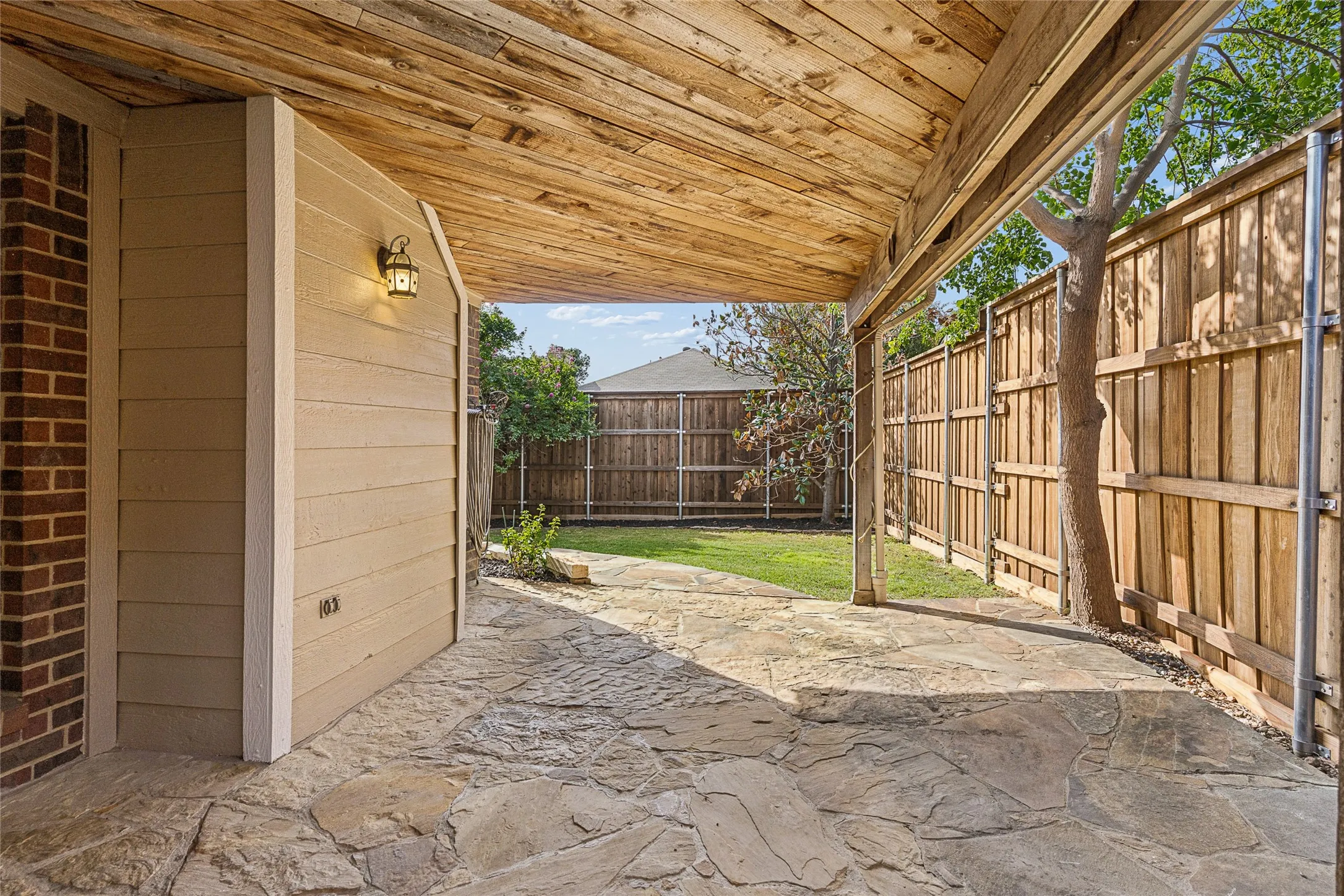 Single Family Residence For Sale in Denton County , 1524 Fairfield Court, Lewisville, Texas 75077, 4 Bedroom, 2 Bathroom, 2 Garage spaces, 2,069 Sqft, built in 1996, mls#21409169, Real Estate Agent in Lewisville, Homes For Sale in Denton county, Homes For Sale in Lewisville, Realtor in Lewisville Texas, Real Estate Brokerage Independent Realty Texas, Luminita Cordes Realtor