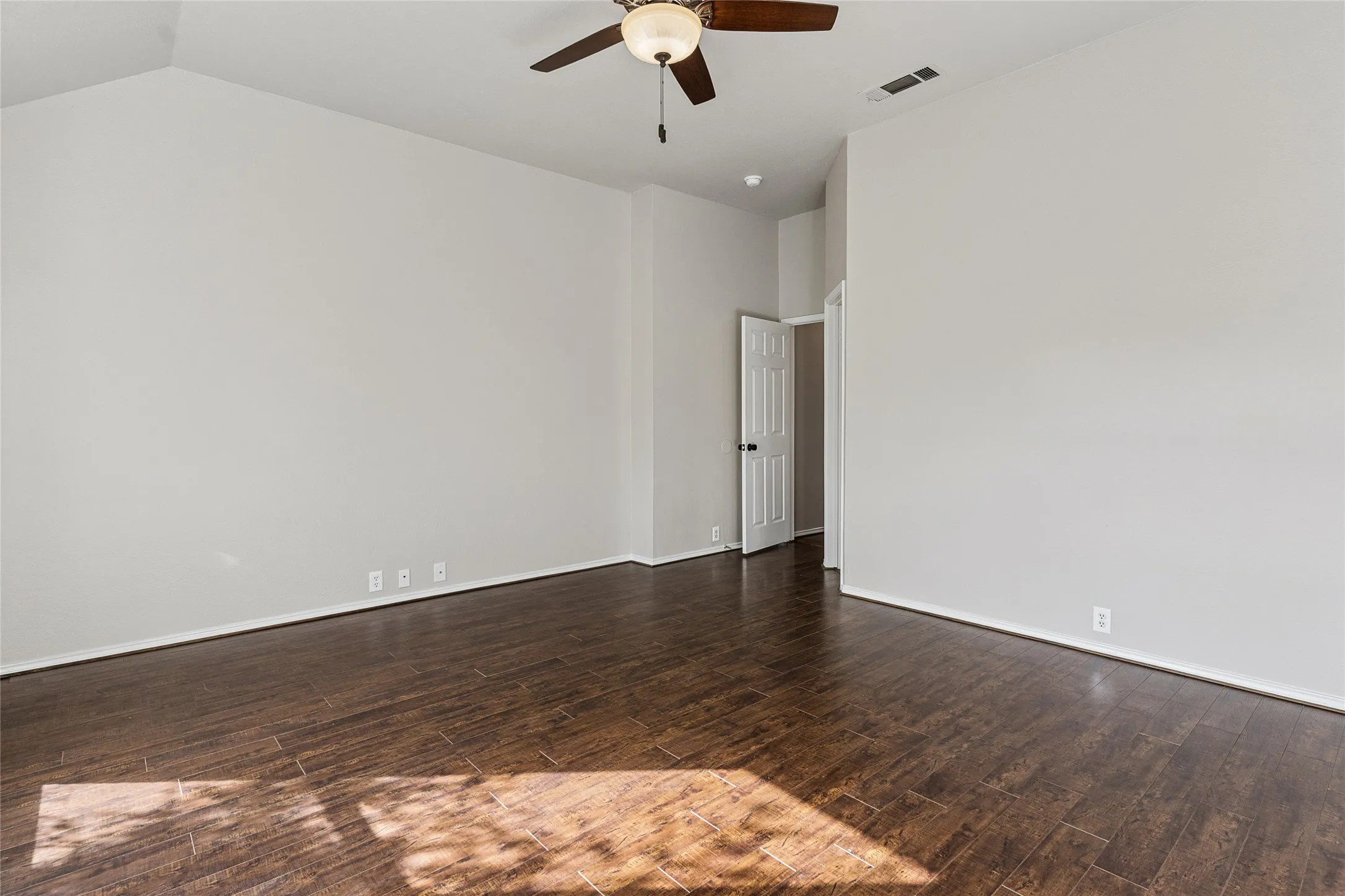 Single Family Residence For Sale in Denton County , 1524 Fairfield Court, Lewisville, Texas 75077, 4 Bedroom, 2 Bathroom, 2 Garage spaces, 2,069 Sqft, built in 1996, mls#21409169, Real Estate Agent in Lewisville, Homes For Sale in Denton county, Homes For Sale in Lewisville, Realtor in Lewisville Texas, Real Estate Brokerage Independent Realty Texas, Luminita Cordes Realtor