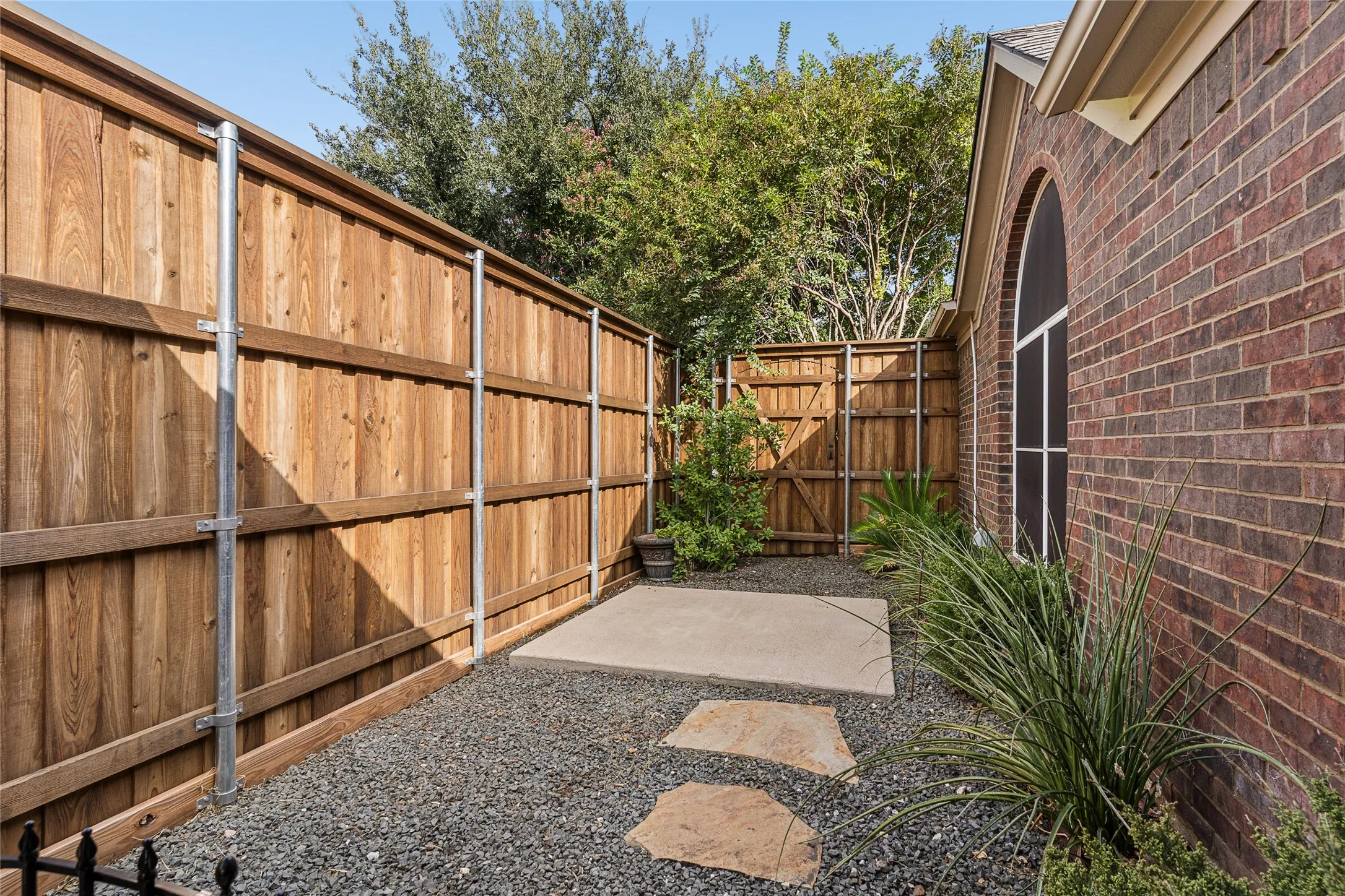 Single Family Residence For Sale in Denton County , 1524 Fairfield Court, Lewisville, Texas 75077, 4 Bedroom, 2 Bathroom, 2 Garage spaces, 2,069 Sqft, built in 1996, mls#21409169, Real Estate Agent in Lewisville, Homes For Sale in Denton county, Homes For Sale in Lewisville, Realtor in Lewisville Texas, Real Estate Brokerage Independent Realty Texas, Luminita Cordes Realtor
