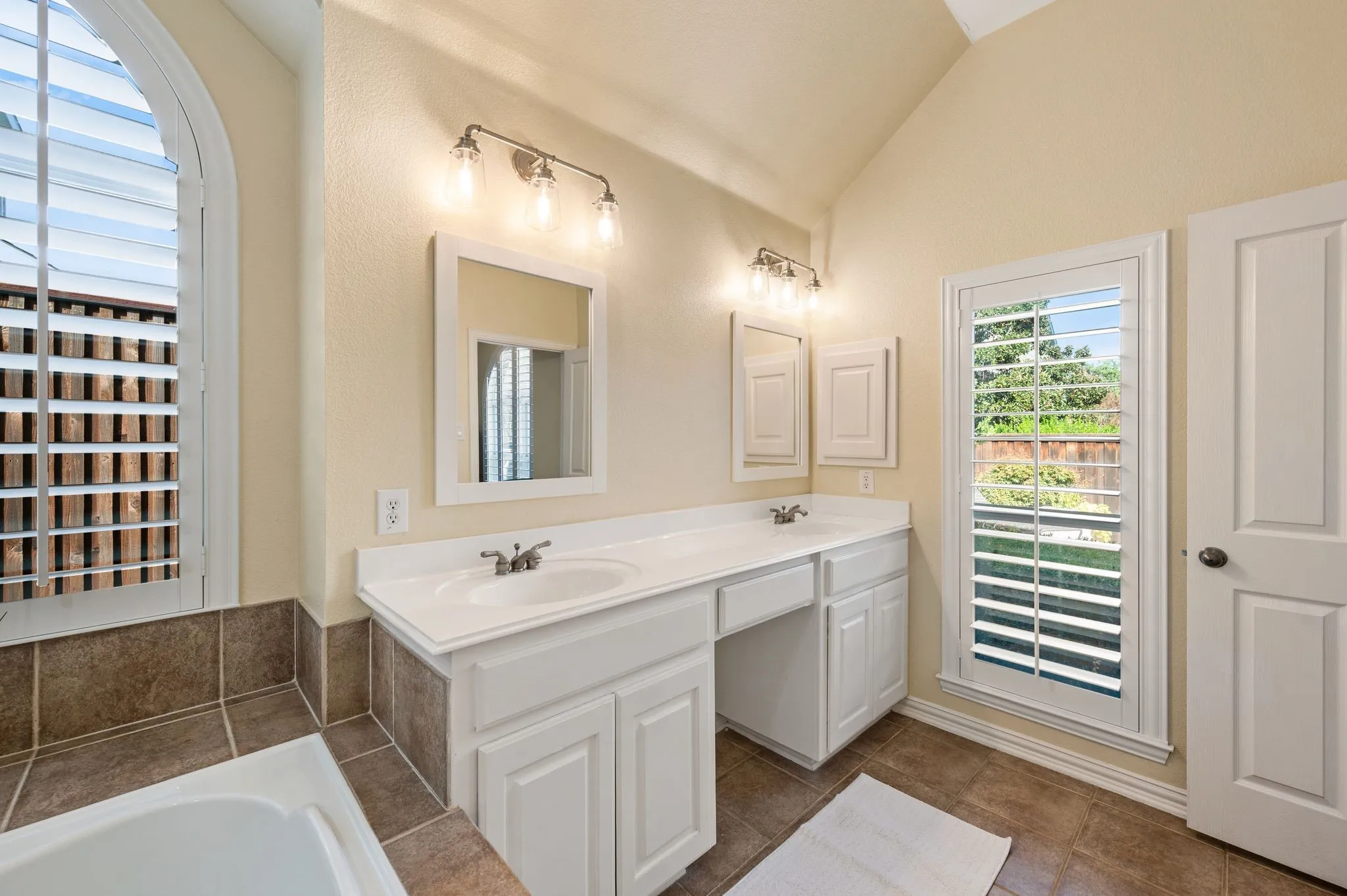Single Family Residence For Sale in Tarrant County , 916 Water Oak Drive, Grapevine, Texas 76051, 5 Bedroom, 4 Bathroom, 2 Garage spaces, 2,953 Sqft, built in 2003, mls#21402625, Real Estate Agent in Grapevine, Homes For Sale in Tarrant county, Homes For Sale in Grapevine, Realtor in Grapevine Texas, Real Estate Brokerage Independent Realty Texas, Luminita Cordes Realtor