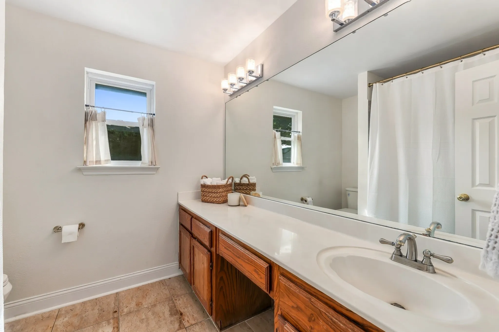 Single Family Residence For Sale in Tarrant County , 7704 Sagebrush Court S, North Richland Hills, Texas 76182, 4 Bedroom, 2 Bathroom, 2 Garage spaces, 1,977 Sqft, built in 1990, mls#21411147, Real Estate Agent in North Richland Hills, Homes For Sale in Tarrant county, Homes For Sale in North Richland Hills, Realtor in North Richland Hills Texas, Real Estate Brokerage Independent Realty Texas, Luminita Cordes Realtor
