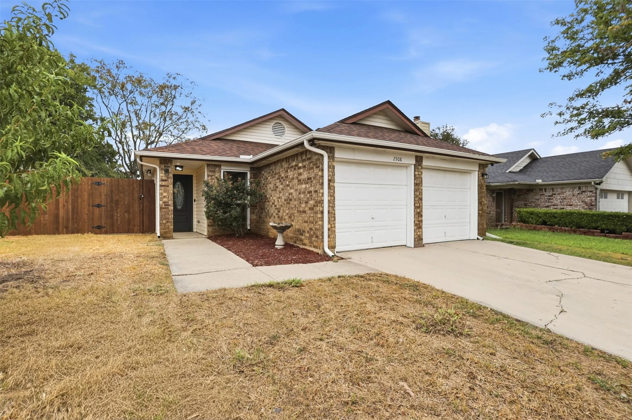 Single Family Residence For Sale in Tarrant County , 2508 Countryside Lane, Fort Worth, Texas 76133, 2 Bedroom, 1 Bathroom, 2 Garage spaces, 809 Sqft, built in 1984, mls#21404605, Real Estate Agent in Fort Worth, Homes For Sale in Tarrant county, Homes For Sale in Fort Worth, Realtor in Fort Worth Texas, Real Estate Brokerage Independent Realty Texas, Luminita Cordes Realtor