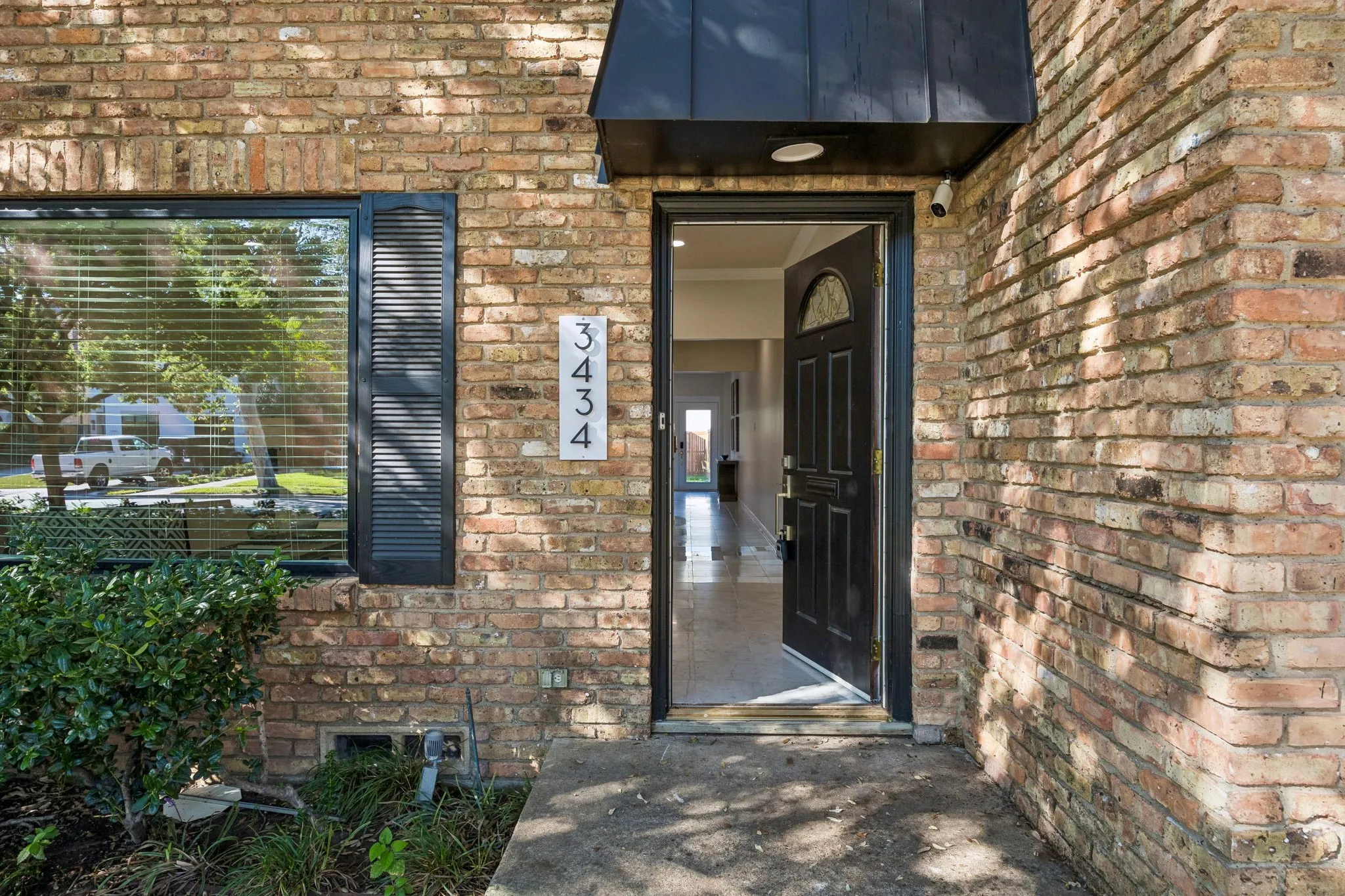 Single Family Residence For Sale in Dallas County , 3434 Granada Avenue, University Park, Texas 75205, 2 Bedroom, 3 Bathroom, 1 Garage spaces, 1,776 Sqft, built in 1978, mls#21392775, Real Estate Agent in University Park, Homes For Sale in Dallas county, Homes For Sale in University Park, Realtor in University Park Texas, Real Estate Brokerage Independent Realty Texas, Luminita Cordes Realtor