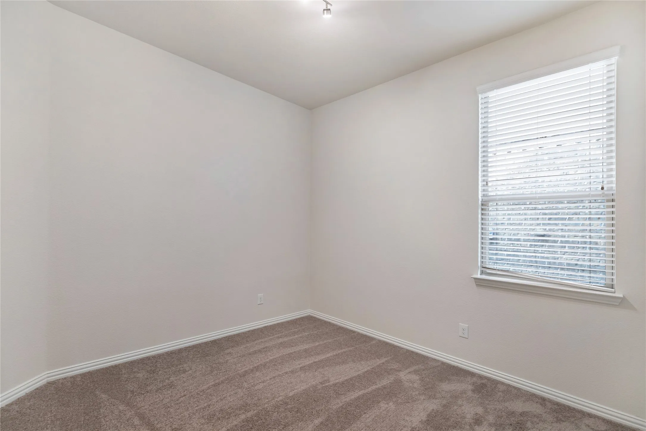 Single Family Residence For Sale in Tarrant County , 10324 Barbuda Trail, Fort Worth, Texas 76244, 4 Bedroom, 3 Bathroom, 2 Garage spaces, 2,802 Sqft, built in 2015, mls#21410824, Real Estate Agent in Fort Worth, Homes For Sale in Tarrant county, Homes For Sale in Fort Worth, Realtor in Fort Worth Texas, Real Estate Brokerage Independent Realty Texas, Luminita Cordes Realtor