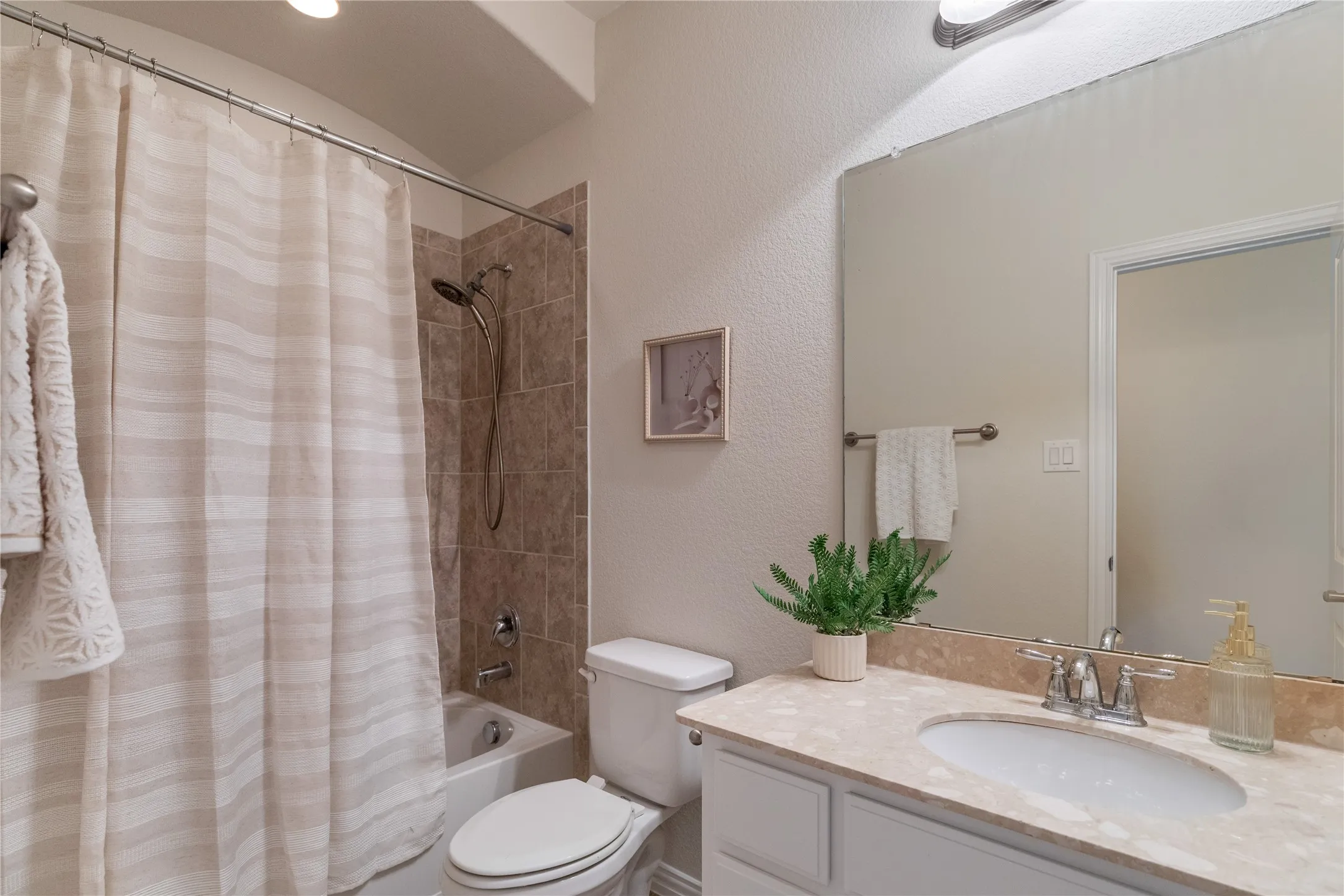Single Family Residence For Sale in Tarrant County , 10324 Barbuda Trail, Fort Worth, Texas 76244, 4 Bedroom, 3 Bathroom, 2 Garage spaces, 2,802 Sqft, built in 2015, mls#21410824, Real Estate Agent in Fort Worth, Homes For Sale in Tarrant county, Homes For Sale in Fort Worth, Realtor in Fort Worth Texas, Real Estate Brokerage Independent Realty Texas, Luminita Cordes Realtor