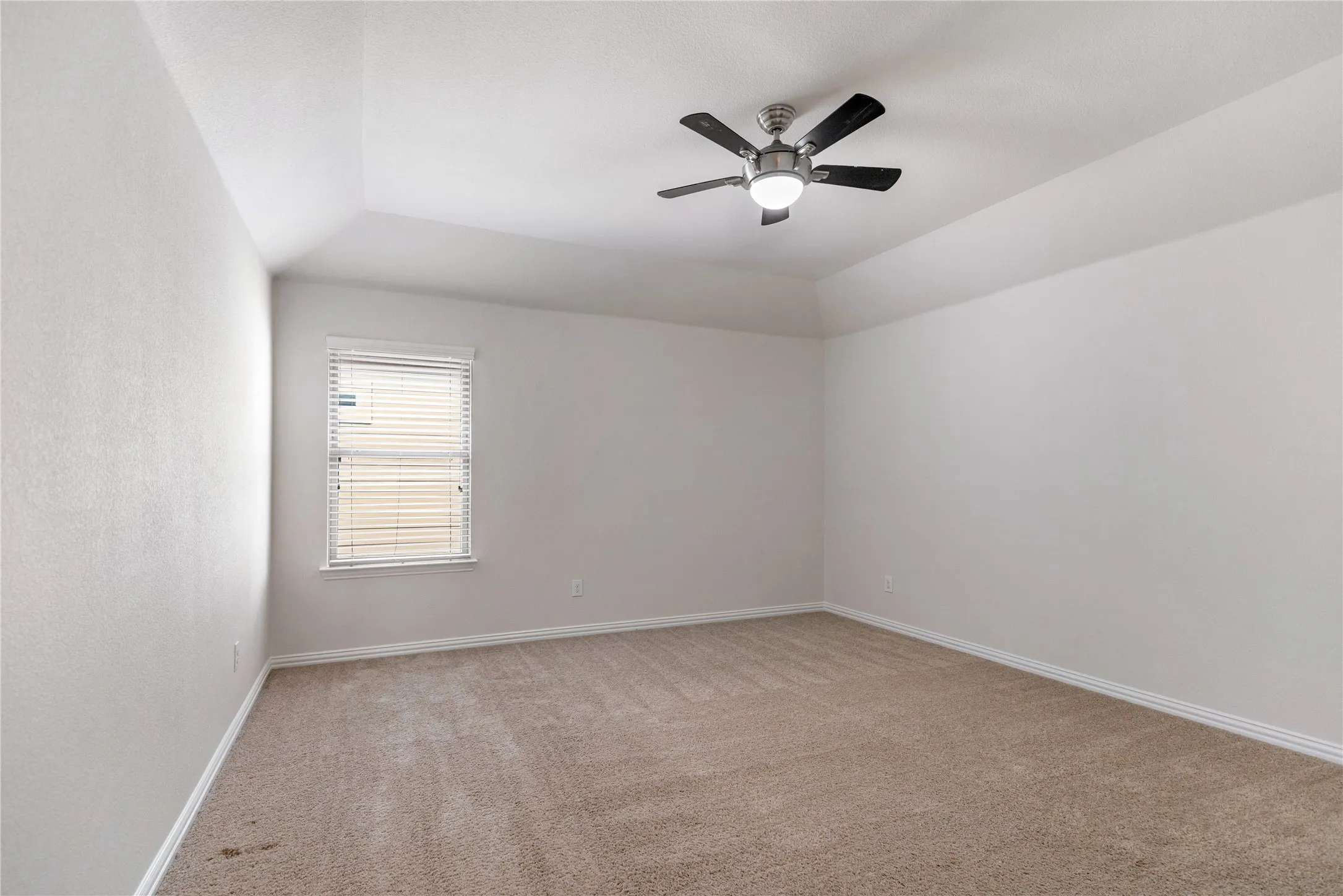 Single Family Residence For Sale in Tarrant County , 10324 Barbuda Trail, Fort Worth, Texas 76244, 4 Bedroom, 3 Bathroom, 2 Garage spaces, 2,802 Sqft, built in 2015, mls#21410824, Real Estate Agent in Fort Worth, Homes For Sale in Tarrant county, Homes For Sale in Fort Worth, Realtor in Fort Worth Texas, Real Estate Brokerage Independent Realty Texas, Luminita Cordes Realtor