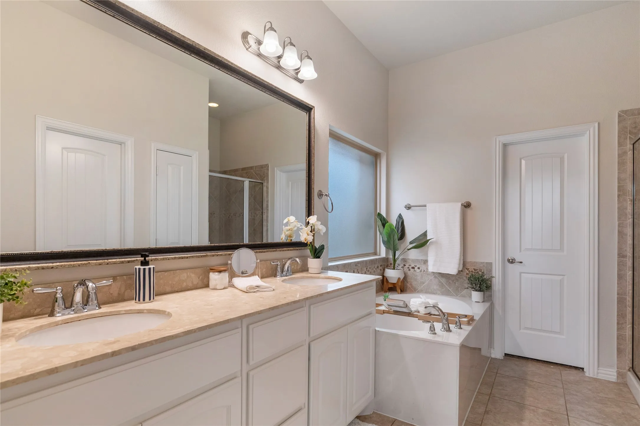 Single Family Residence For Sale in Tarrant County , 10324 Barbuda Trail, Fort Worth, Texas 76244, 4 Bedroom, 3 Bathroom, 2 Garage spaces, 2,802 Sqft, built in 2015, mls#21410824, Real Estate Agent in Fort Worth, Homes For Sale in Tarrant county, Homes For Sale in Fort Worth, Realtor in Fort Worth Texas, Real Estate Brokerage Independent Realty Texas, Luminita Cordes Realtor