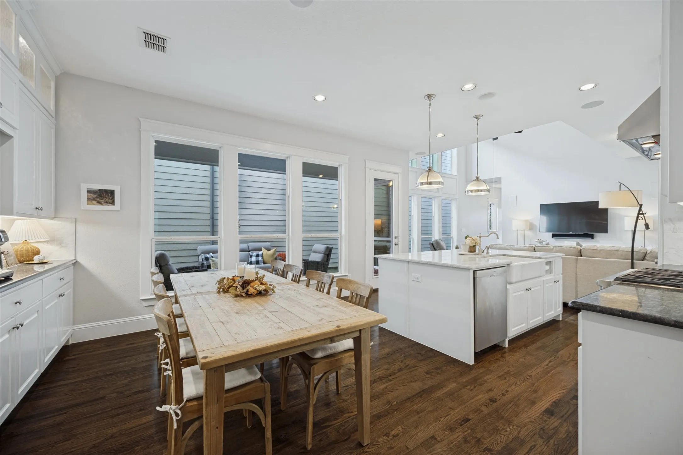 Single Family Residence For Sale in Dallas County , 730 E Main Street, Coppell, Texas 75019, 3 Bedroom, 4 Bathroom, 2 Garage spaces, 2,640 Sqft, built in 2014, mls#21407189, Real Estate Agent in Coppell, Homes For Sale in Dallas county, Homes For Sale in Coppell, Realtor in Coppell Texas, Real Estate Brokerage Independent Realty Texas, Luminita Cordes Realtor