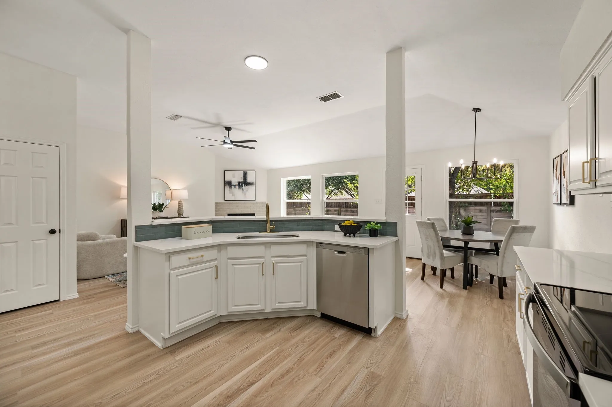 Single Family Residence For Sale in Tarrant County , 10805 Pebblecreek Court, Benbrook, Texas 76126, 4 Bedroom, 2 Bathroom, 2 Garage spaces, 2,030 Sqft, built in 1997, mls#21412647, Real Estate Agent in Benbrook, Homes For Sale in Tarrant county, Homes For Sale in Benbrook, Realtor in Benbrook Texas, Real Estate Brokerage Independent Realty Texas, Luminita Cordes Realtor