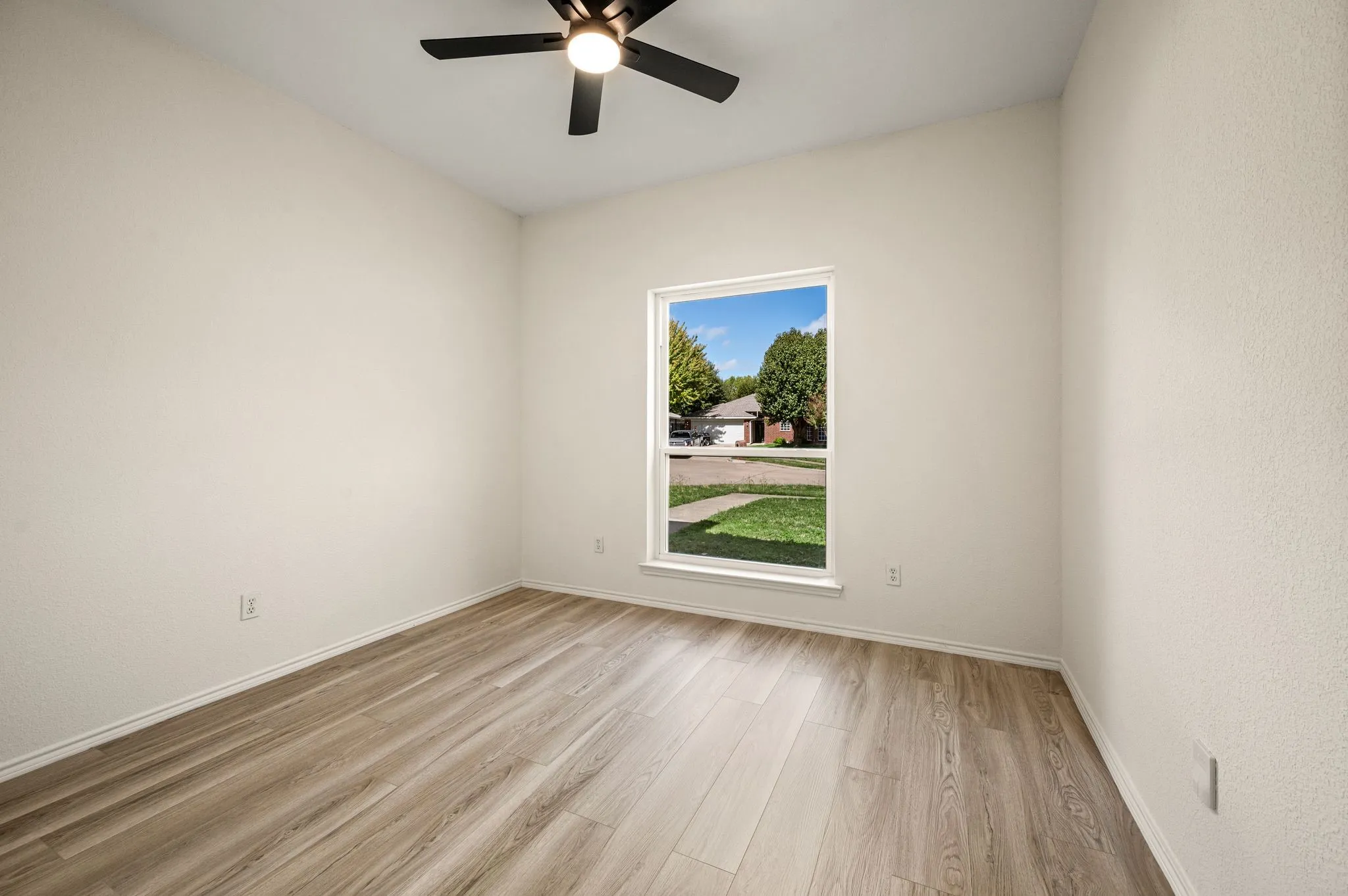 Single Family Residence For Sale in Tarrant County , 10805 Pebblecreek Court, Benbrook, Texas 76126, 4 Bedroom, 2 Bathroom, 2 Garage spaces, 2,030 Sqft, built in 1997, mls#21412647, Real Estate Agent in Benbrook, Homes For Sale in Tarrant county, Homes For Sale in Benbrook, Realtor in Benbrook Texas, Real Estate Brokerage Independent Realty Texas, Luminita Cordes Realtor