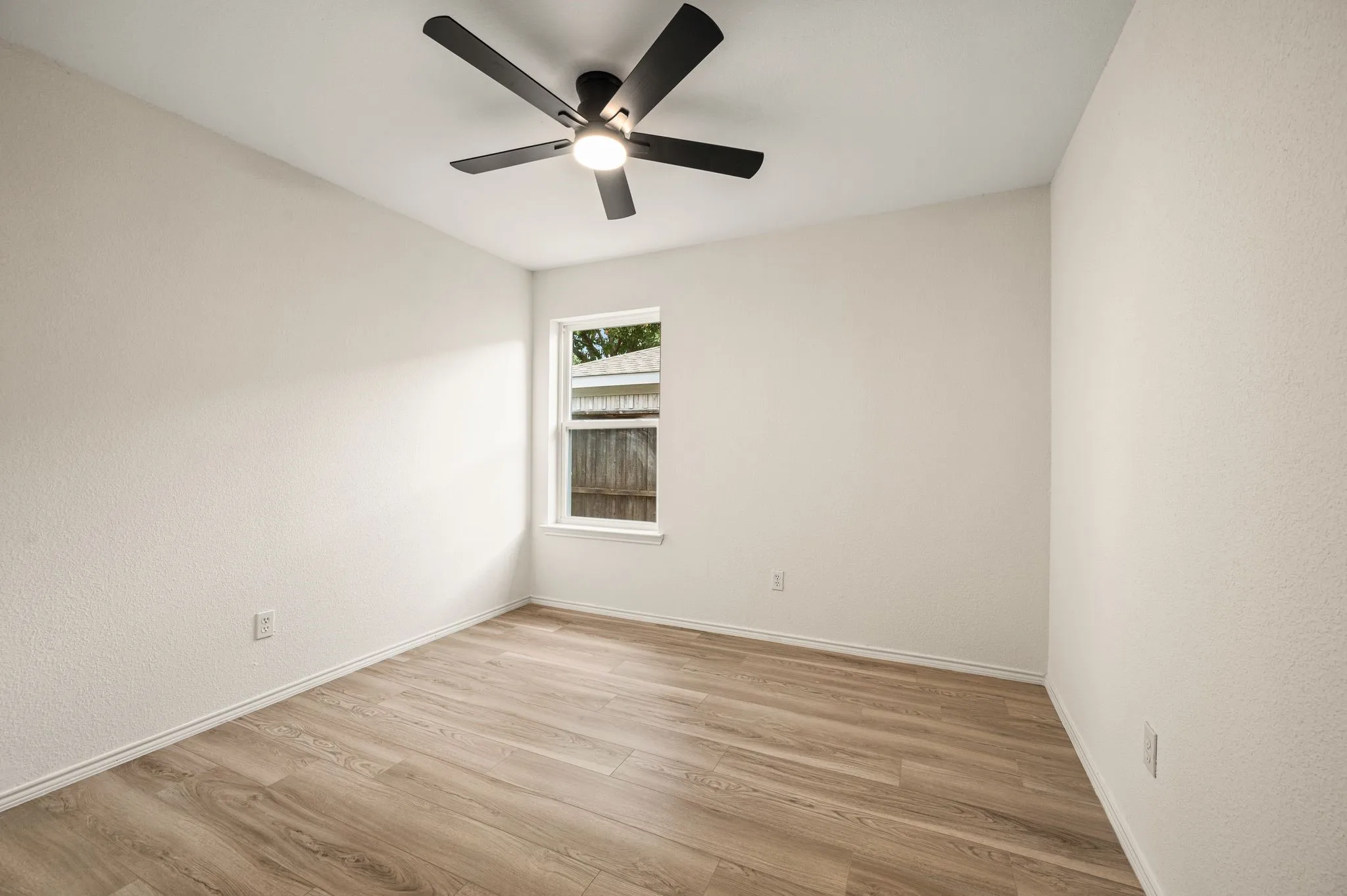 Single Family Residence For Sale in Tarrant County , 10805 Pebblecreek Court, Benbrook, Texas 76126, 4 Bedroom, 2 Bathroom, 2 Garage spaces, 2,030 Sqft, built in 1997, mls#21412647, Real Estate Agent in Benbrook, Homes For Sale in Tarrant county, Homes For Sale in Benbrook, Realtor in Benbrook Texas, Real Estate Brokerage Independent Realty Texas, Luminita Cordes Realtor