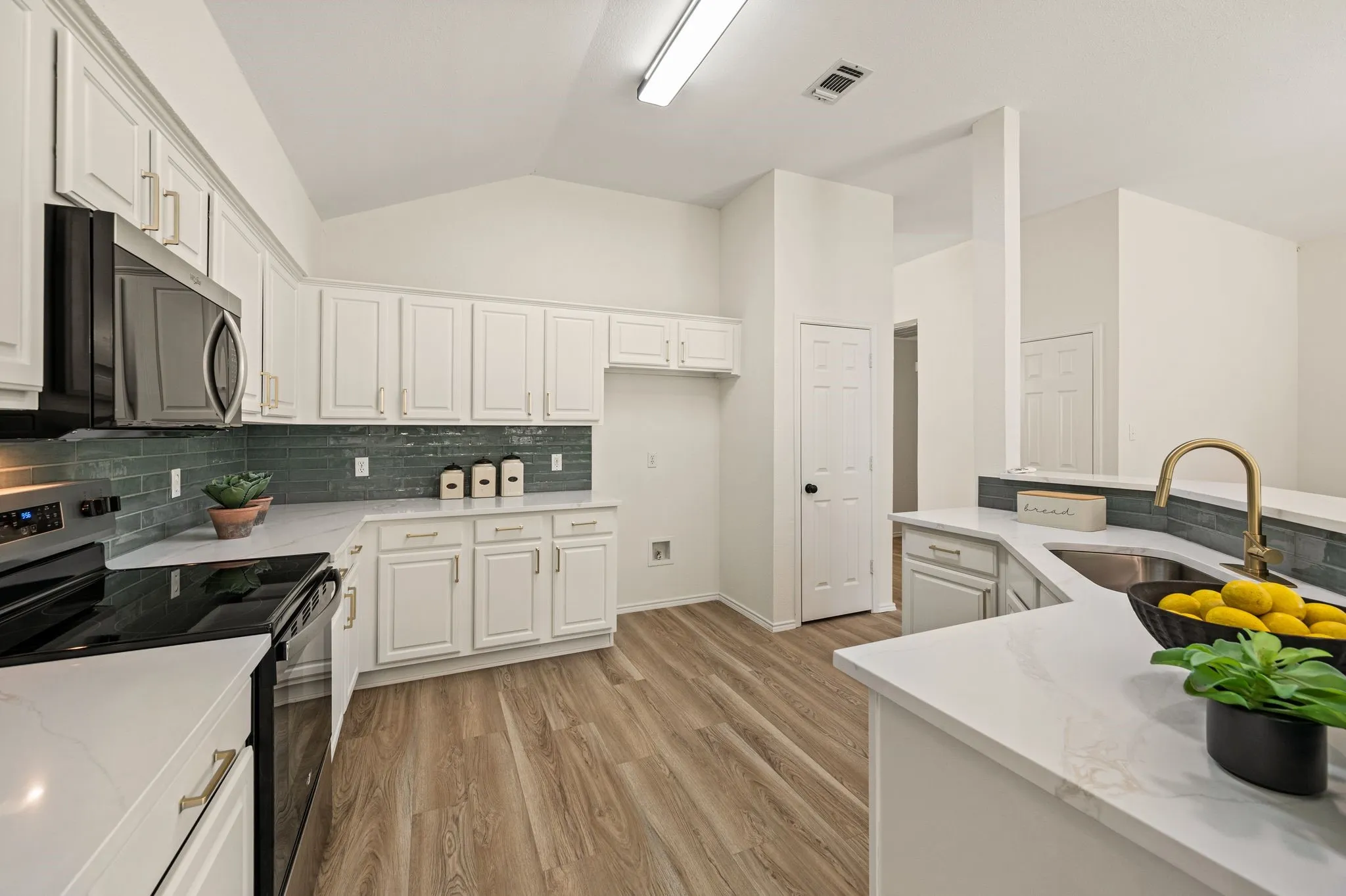 Single Family Residence For Sale in Tarrant County , 10805 Pebblecreek Court, Benbrook, Texas 76126, 4 Bedroom, 2 Bathroom, 2 Garage spaces, 2,030 Sqft, built in 1997, mls#21412647, Real Estate Agent in Benbrook, Homes For Sale in Tarrant county, Homes For Sale in Benbrook, Realtor in Benbrook Texas, Real Estate Brokerage Independent Realty Texas, Luminita Cordes Realtor