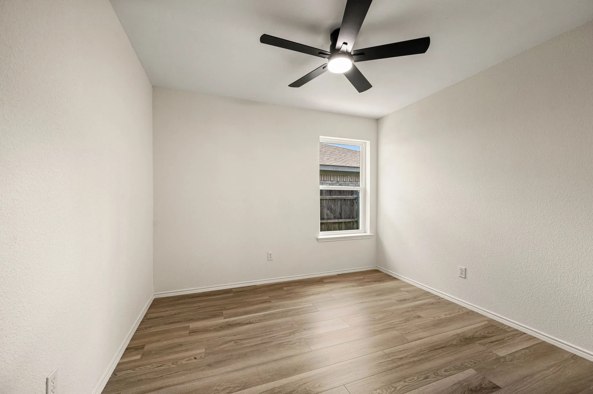 Single Family Residence For Sale in Tarrant County , 10805 Pebblecreek Court, Benbrook, Texas 76126, 4 Bedroom, 2 Bathroom, 2 Garage spaces, 2,030 Sqft, built in 1997, mls#21412647, Real Estate Agent in Benbrook, Homes For Sale in Tarrant county, Homes For Sale in Benbrook, Realtor in Benbrook Texas, Real Estate Brokerage Independent Realty Texas, Luminita Cordes Realtor