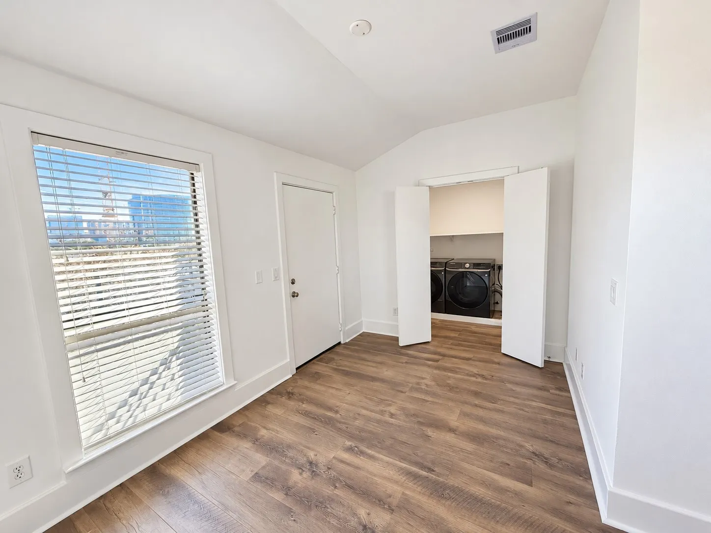 Condominium For Rent in Dallas County , 2606 Shelby Avenue 206, Dallas, Texas 75219, 3 Bedroom, 3 Bathroom, 2 Garage spaces, 2,472 Sqft, built in 2005, mls#21410075, Real Estate Agent in Dallas, Homes For Rent in Dallas county, Homes For Rent in Dallas, Realtor in Dallas Texas, Real Estate Brokerage Independent Realty Texas, Luminita Cordes Realtor