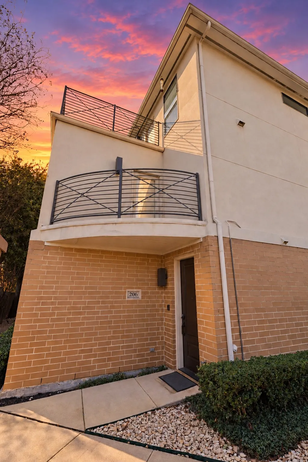 Condominium For Rent in Dallas County , 2606 Shelby Avenue 206, Dallas, Texas 75219, 3 Bedroom, 3 Bathroom, 2 Garage spaces, 2,472 Sqft, built in 2005, mls#21410075, Real Estate Agent in Dallas, Homes For Rent in Dallas county, Homes For Rent in Dallas, Realtor in Dallas Texas, Real Estate Brokerage Independent Realty Texas, Luminita Cordes Realtor
