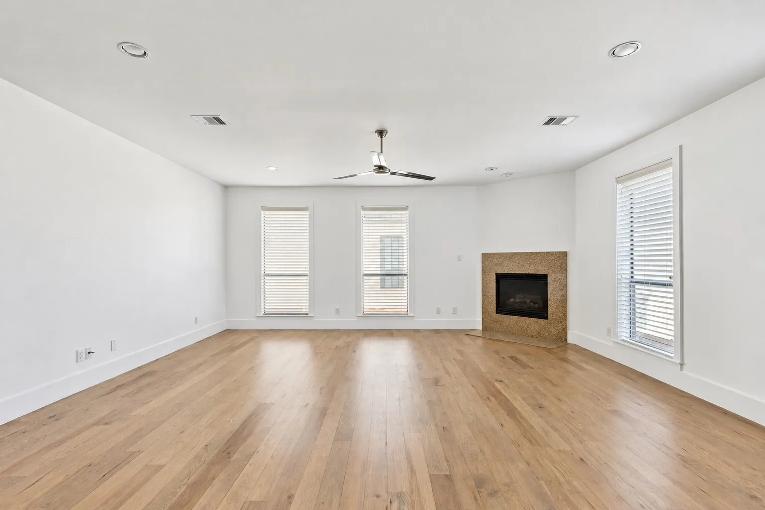 Condominium For Rent in Dallas County , 2606 Shelby Avenue 206, Dallas, Texas 75219, 3 Bedroom, 3 Bathroom, 2 Garage spaces, 2,472 Sqft, built in 2005, mls#21410075, Real Estate Agent in Dallas, Homes For Rent in Dallas county, Homes For Rent in Dallas, Realtor in Dallas Texas, Real Estate Brokerage Independent Realty Texas, Luminita Cordes Realtor