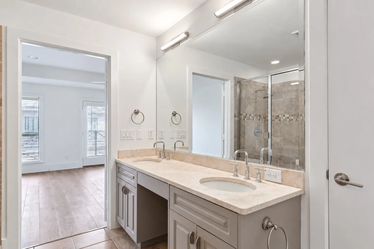 Condominium For Rent in Dallas County , 2606 Shelby Avenue 206, Dallas, Texas 75219, 3 Bedroom, 3 Bathroom, 2 Garage spaces, 2,472 Sqft, built in 2005, mls#21410075, Real Estate Agent in Dallas, Homes For Rent in Dallas county, Homes For Rent in Dallas, Realtor in Dallas Texas, Real Estate Brokerage Independent Realty Texas, Luminita Cordes Realtor