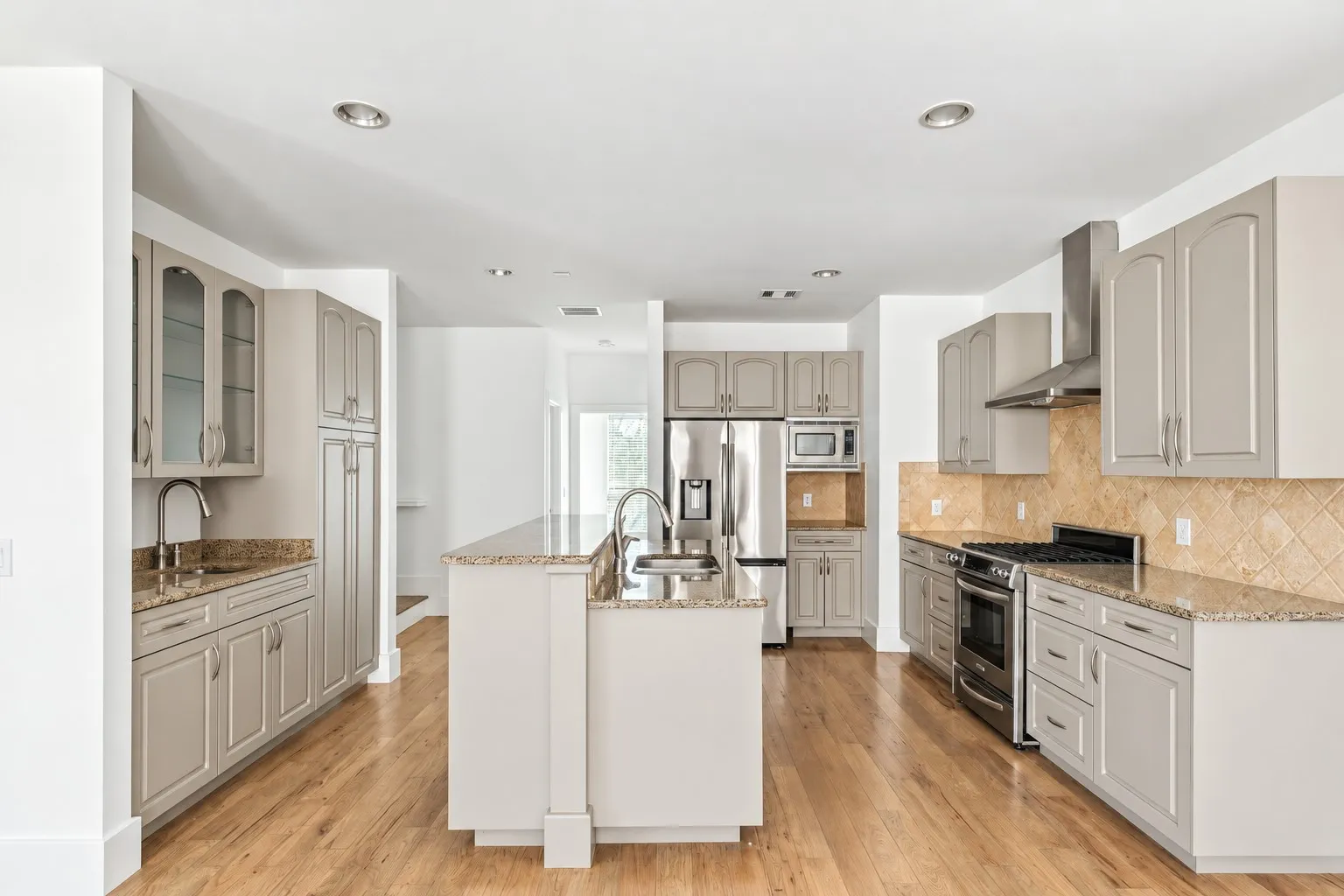 Condominium For Rent in Dallas County , 2606 Shelby Avenue 206, Dallas, Texas 75219, 3 Bedroom, 3 Bathroom, 2 Garage spaces, 2,472 Sqft, built in 2005, mls#21410075, Real Estate Agent in Dallas, Homes For Rent in Dallas county, Homes For Rent in Dallas, Realtor in Dallas Texas, Real Estate Brokerage Independent Realty Texas, Luminita Cordes Realtor