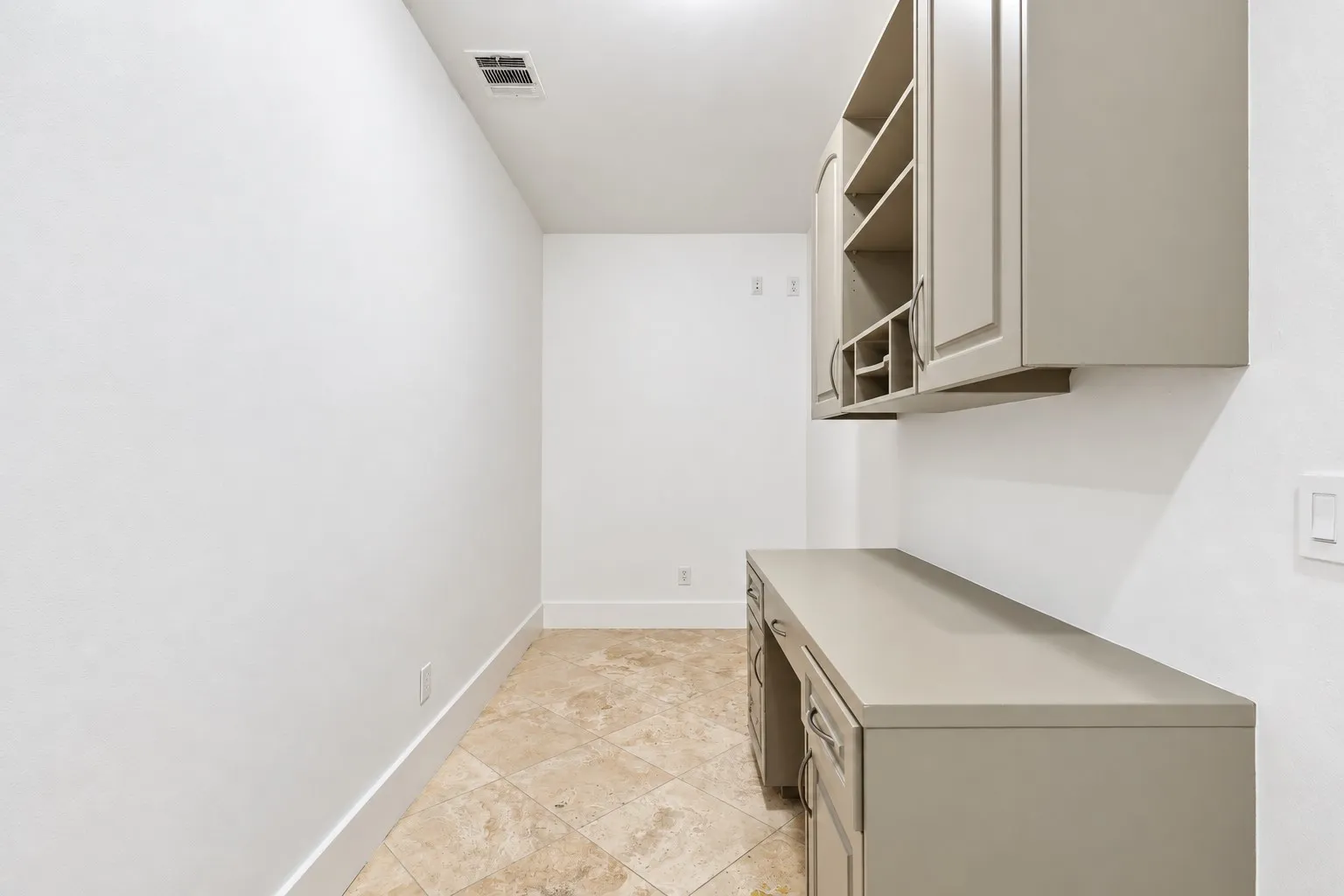 Condominium For Rent in Dallas County , 2606 Shelby Avenue 206, Dallas, Texas 75219, 3 Bedroom, 3 Bathroom, 2 Garage spaces, 2,472 Sqft, built in 2005, mls#21410075, Real Estate Agent in Dallas, Homes For Rent in Dallas county, Homes For Rent in Dallas, Realtor in Dallas Texas, Real Estate Brokerage Independent Realty Texas, Luminita Cordes Realtor