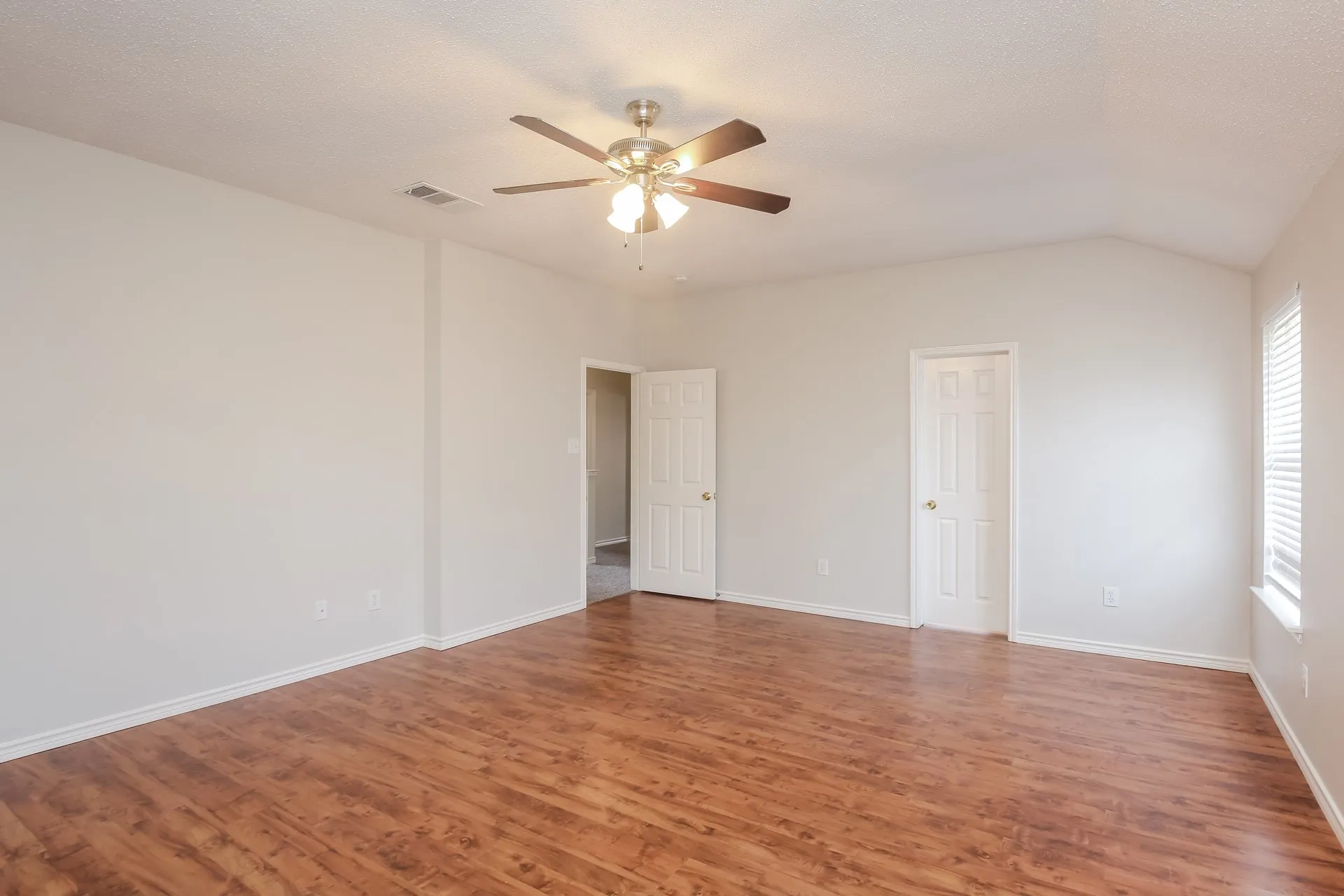 Single Family Residence For Rent in Rockwall County , 2124 Twin Creek Lane, Rockwall, Texas 75087, 4 Bedroom, 4 Bathroom, 2 Garage spaces, 2,694 Sqft, built in 2001, mls#21412767, Real Estate Agent in Rockwall, Homes For Rent in Rockwall county, Homes For Rent in Rockwall, Realtor in Rockwall Texas, Real Estate Brokerage Independent Realty Texas, Luminita Cordes Realtor