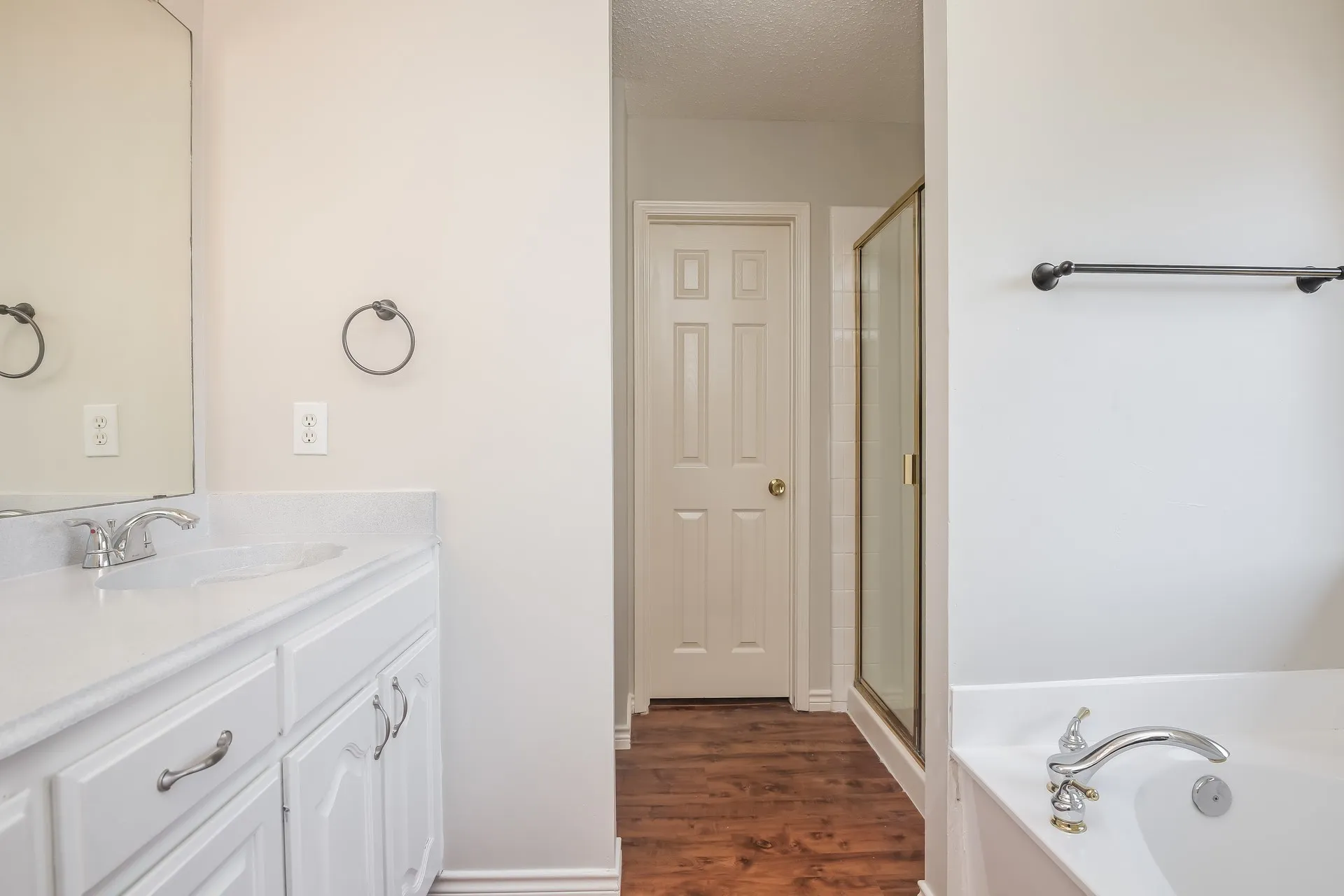 Single Family Residence For Rent in Rockwall County , 2124 Twin Creek Lane, Rockwall, Texas 75087, 4 Bedroom, 4 Bathroom, 2 Garage spaces, 2,694 Sqft, built in 2001, mls#21412767, Real Estate Agent in Rockwall, Homes For Rent in Rockwall county, Homes For Rent in Rockwall, Realtor in Rockwall Texas, Real Estate Brokerage Independent Realty Texas, Luminita Cordes Realtor
